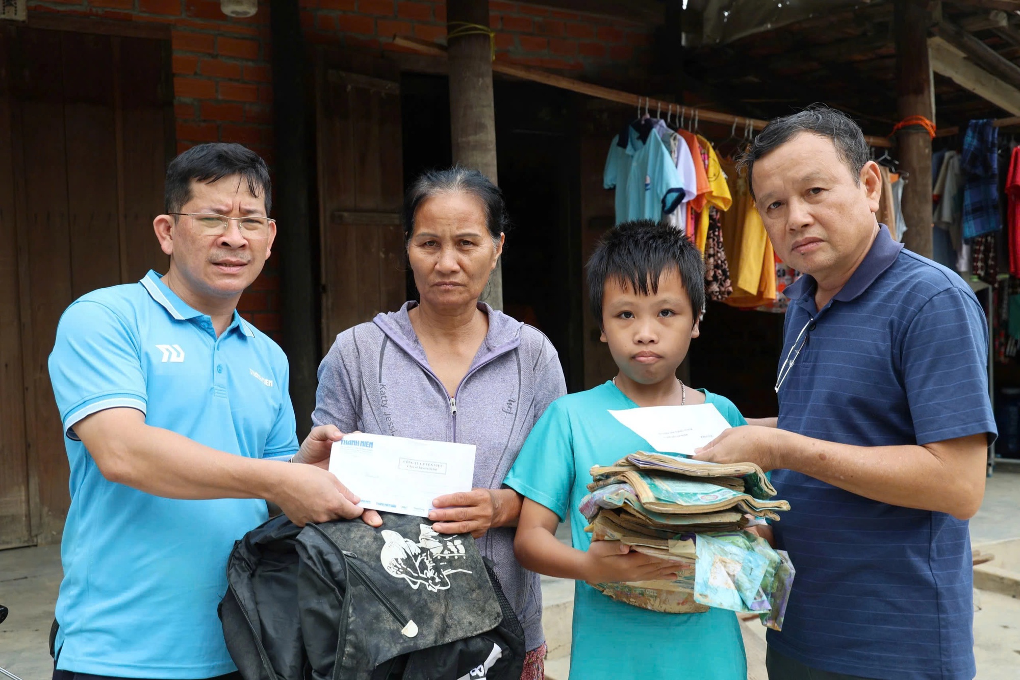 Tình người thắp sáng nơi rốn lũ - Ảnh 1.