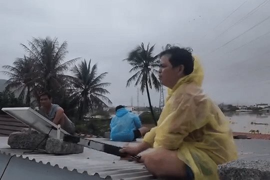 Vì sao nhiều vùng ở Khánh Hòa 'tê liệt' sóng điện thoại trong những ngày lũ?- Ảnh 1. Vì sao nhiều vùng ở Khánh Hòa 'tê liệt' sóng điện thoại trong những ngày lũ?- Ảnh 1.