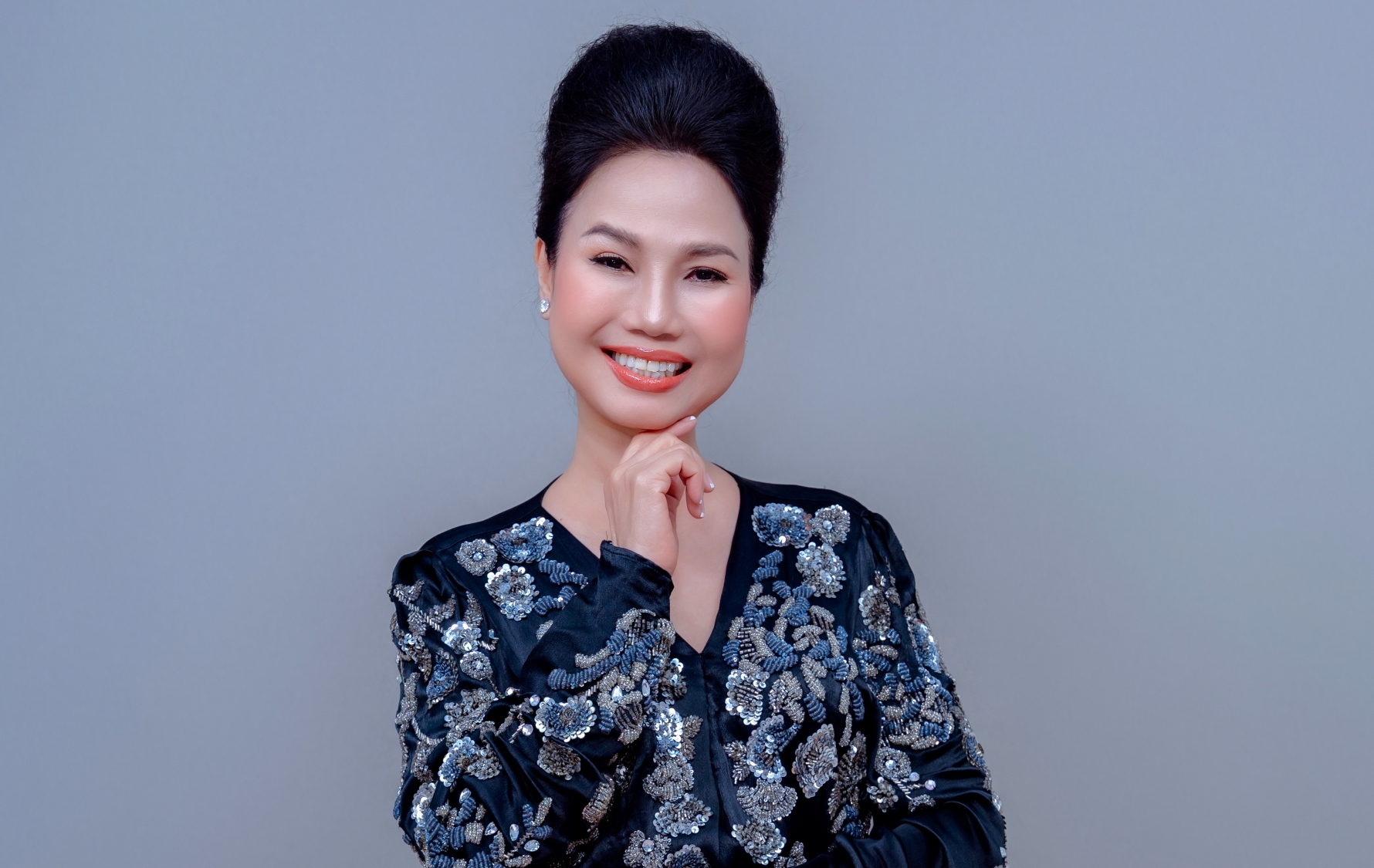 Ca sĩ ‘Mưa bụi’ có hôn nhân viên mãn ở tuổi, nói về ý định nghỉ hưu - Ảnh 1.