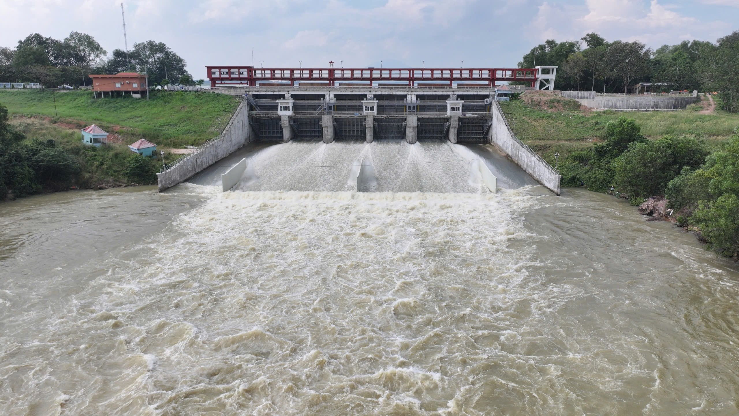 Hồ Dầu Tiếng xả tràn lần 8, tác động gì đến hạ du?- Ảnh 1.