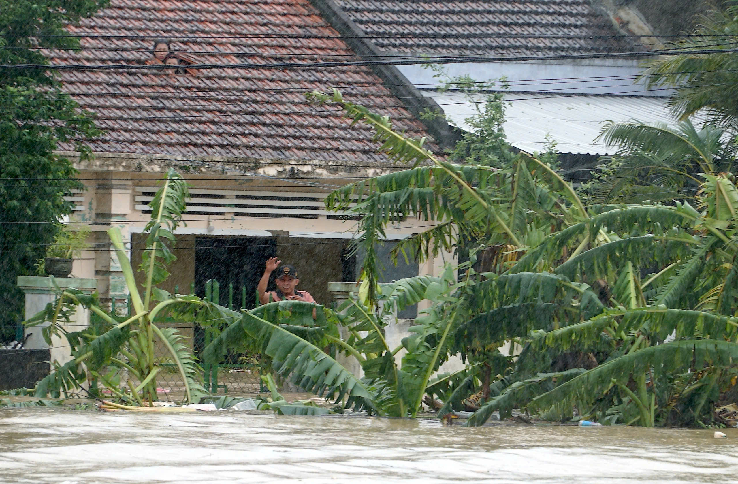 Sao Việt chung tay hướng về đồng bào miền Trung - Ảnh 1.