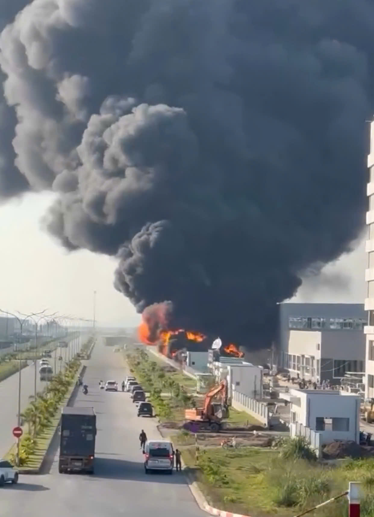 Lại cháy tại Hải Phòng, khói đen bốc cao ngùn ngụt - Ảnh 2.