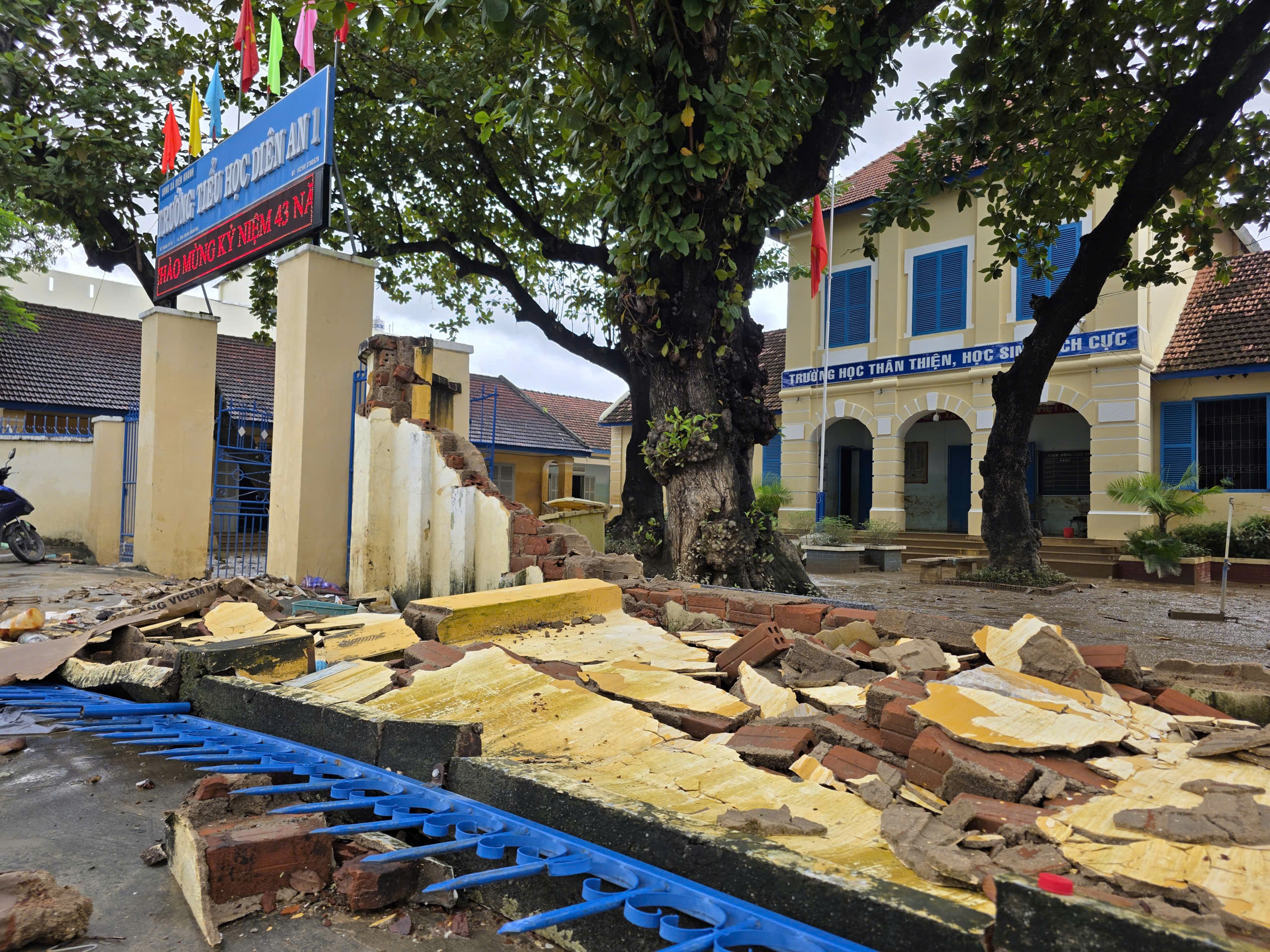 Khánh Hòa: Bao giờ học sinh vùng ngập quay lại lớp học?- Ảnh 1. Khánh Hòa: Bao giờ học sinh vùng ngập quay lại lớp học?- Ảnh 1.