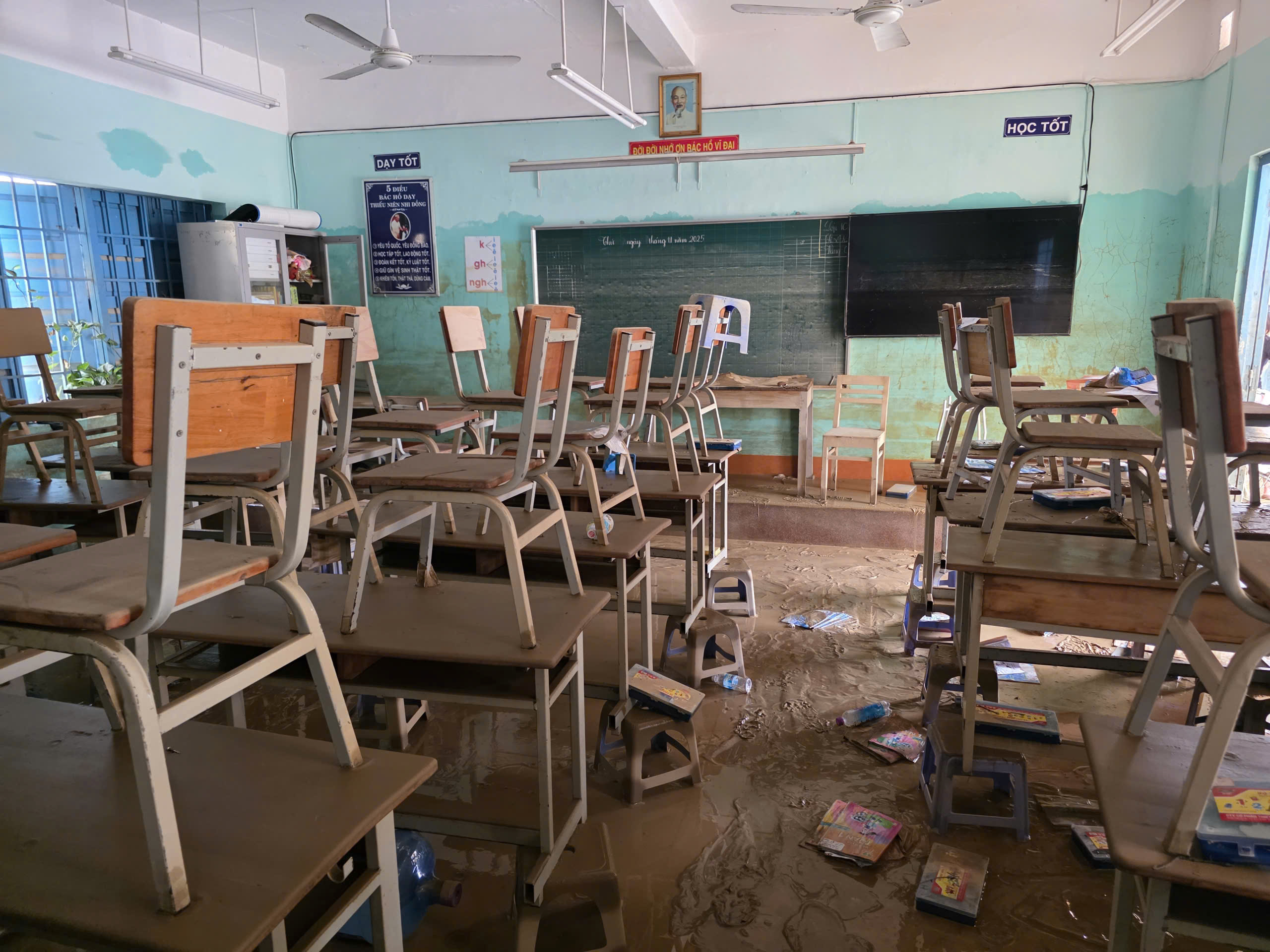 Khánh Hòa: Bao giờ học sinh vùng ngập quay lại lớp học?- Ảnh 2. Khánh Hòa: Bao giờ học sinh vùng ngập quay lại lớp học?- Ảnh 2.