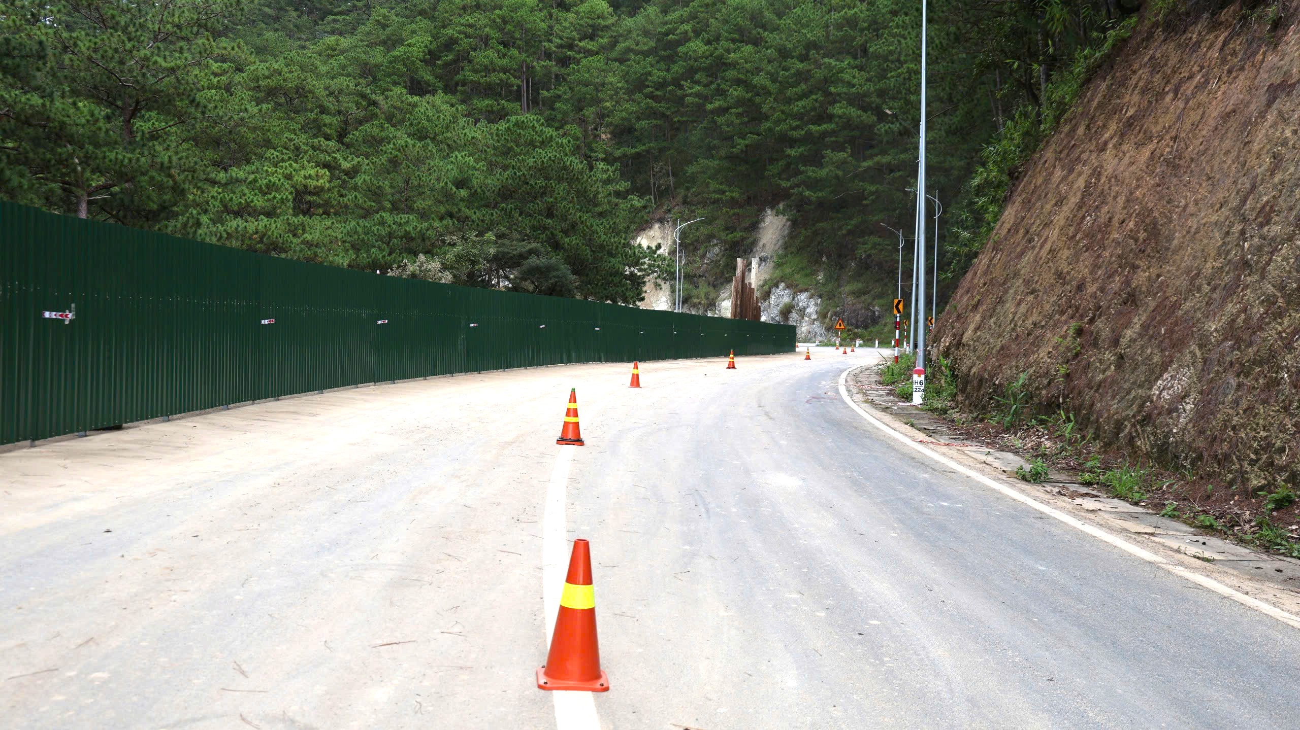 13 giờ ngày 25.11 thông đèo Prenn sau 8 ngày tạm dừng vì sạt lở- Ảnh 1.