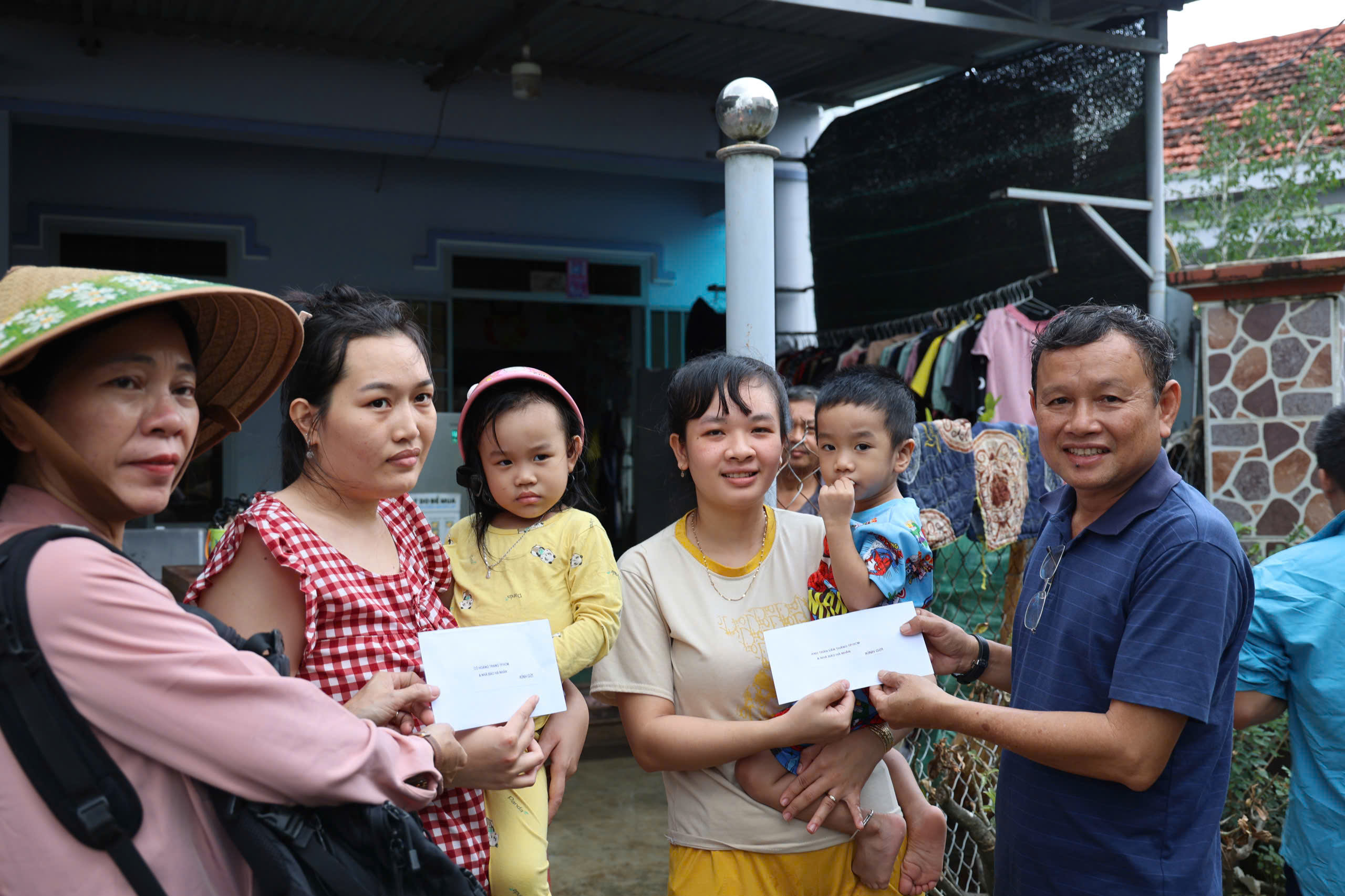 Bạn đọc Thanh Niên hỗ trợ 230 triệu cho người dân vùng lũ Khánh Hòa, Đắk Lắk - Ảnh 10.