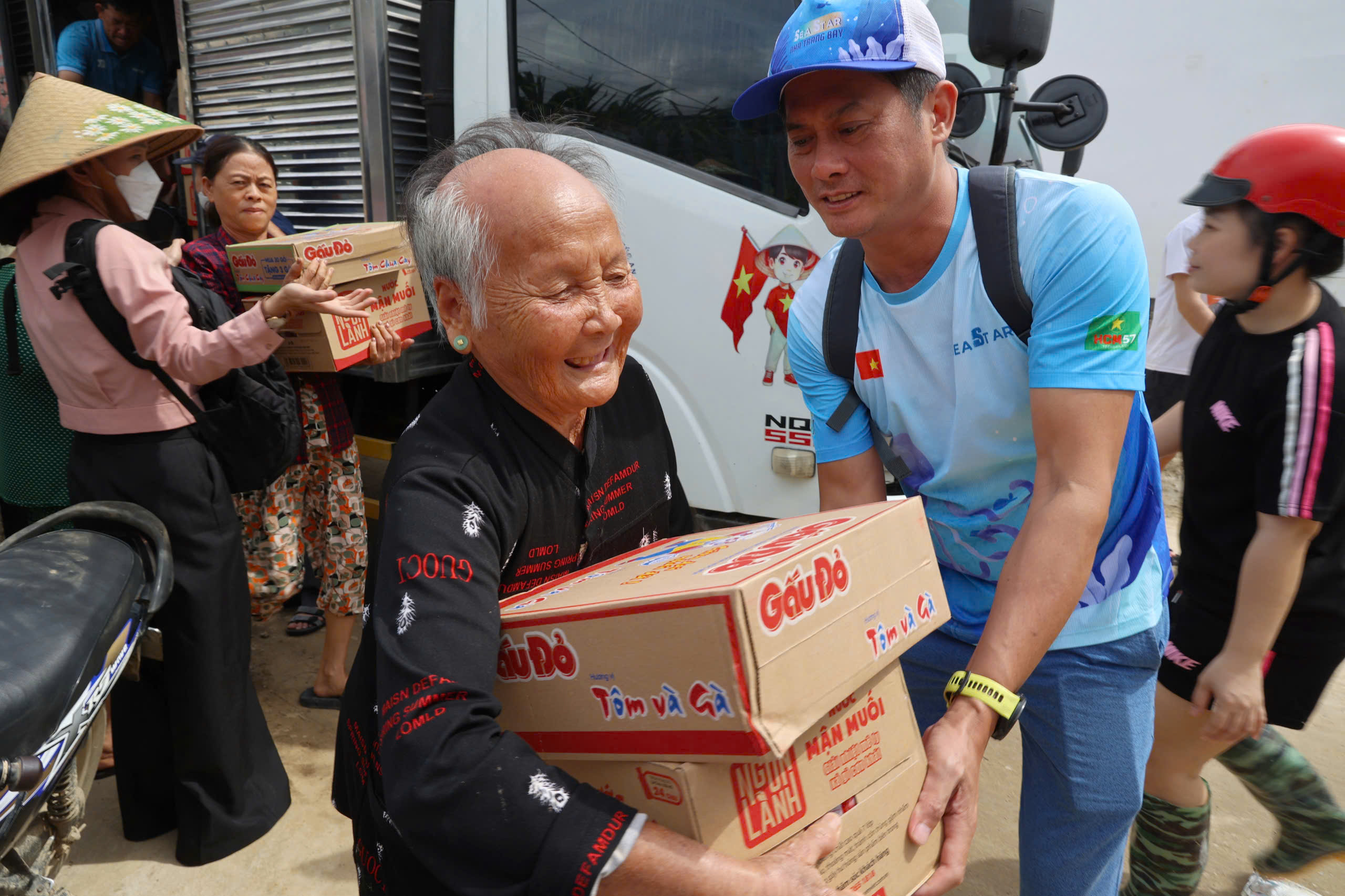 Bạn đọc Thanh Niên hỗ trợ 230 triệu cho người dân vùng lũ Khánh Hòa, Đắk Lắk - Ảnh 2.