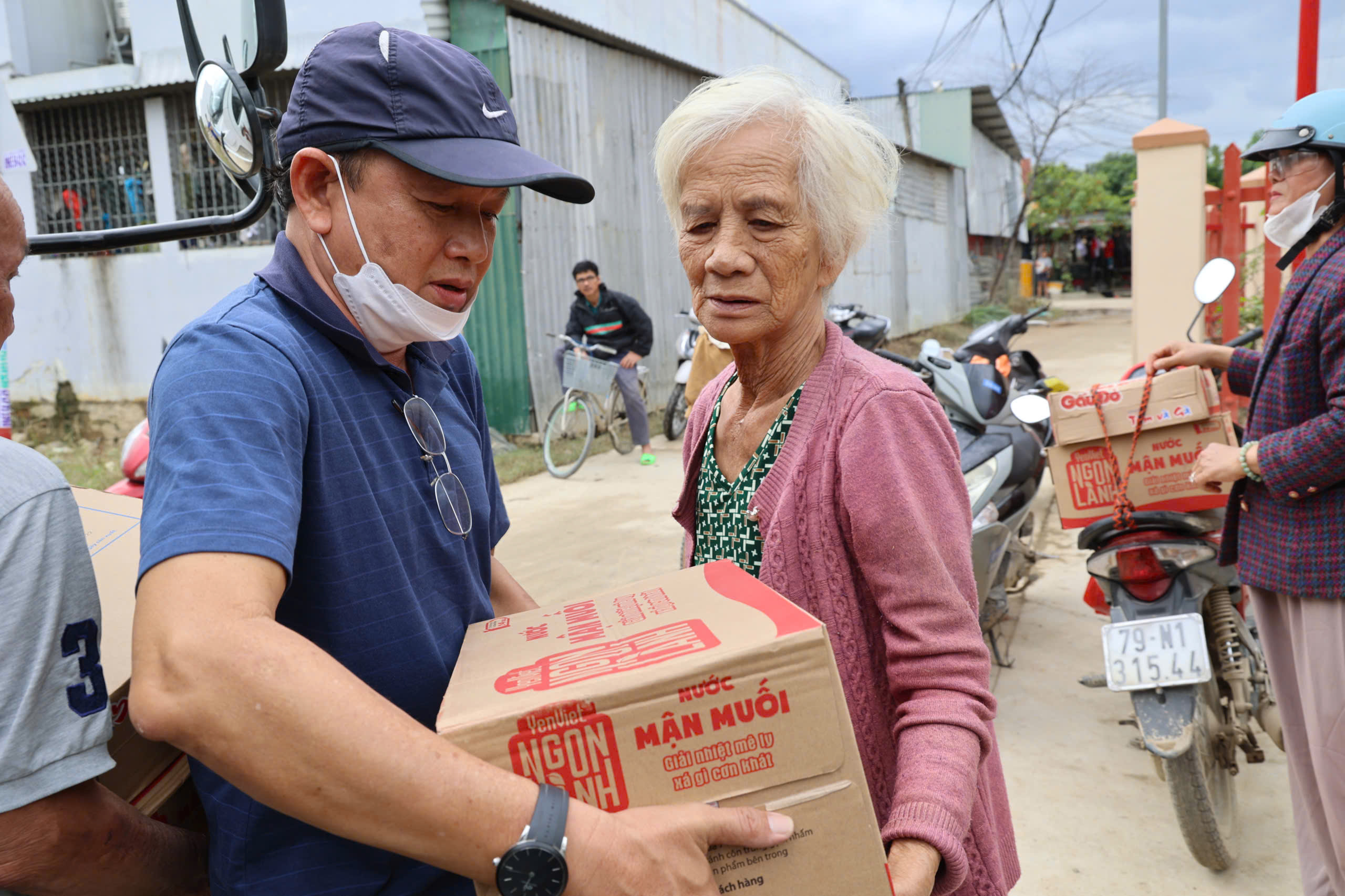 Bạn đọc Thanh Niên hỗ trợ 230 triệu cho người dân vùng lũ Khánh Hòa, Đắk Lắk - Ảnh 15.