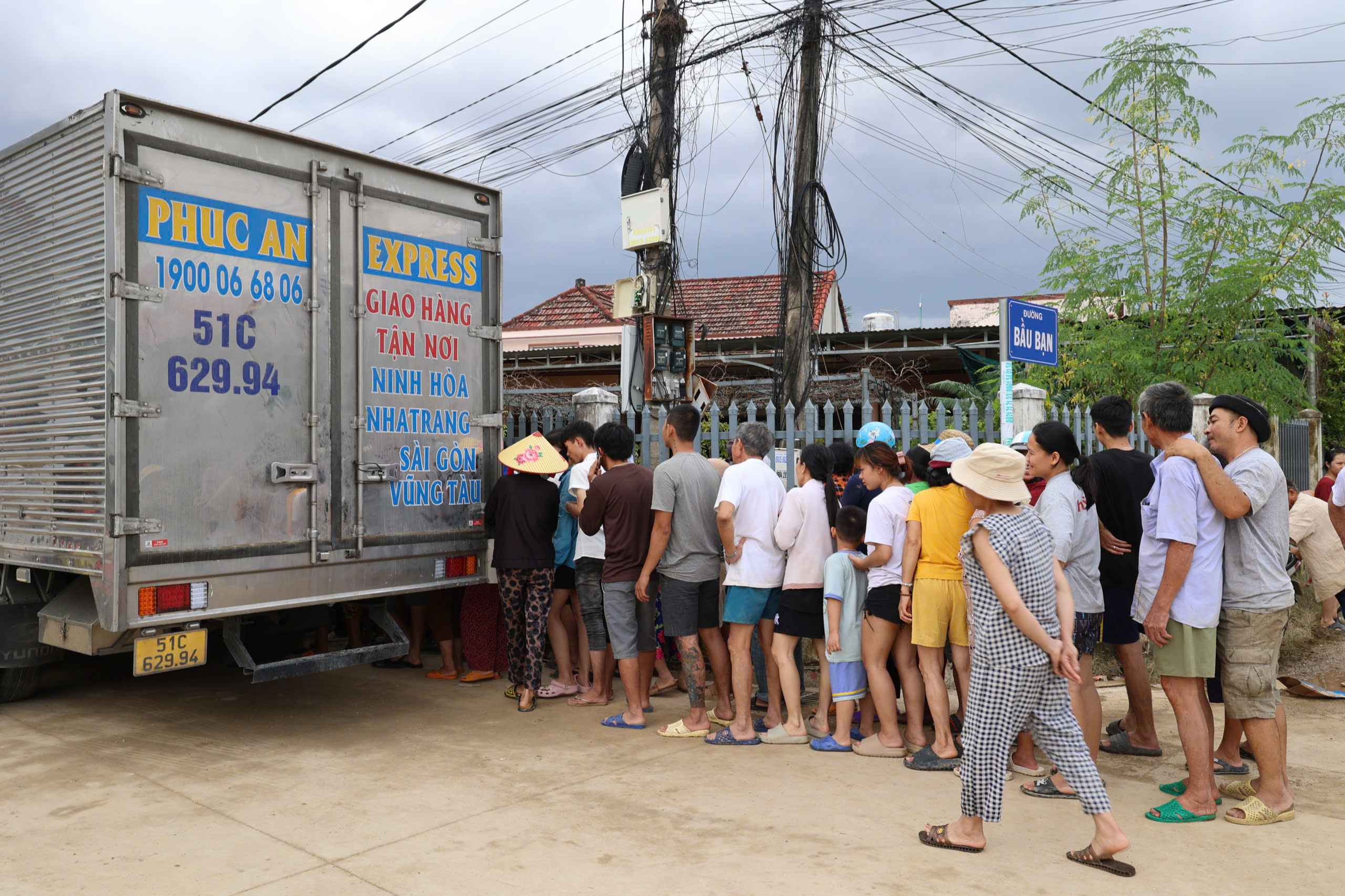 Bạn đọc Thanh Niên hỗ trợ 230 triệu cho người dân vùng lũ Khánh Hòa, Đắk Lắk - Ảnh 11.