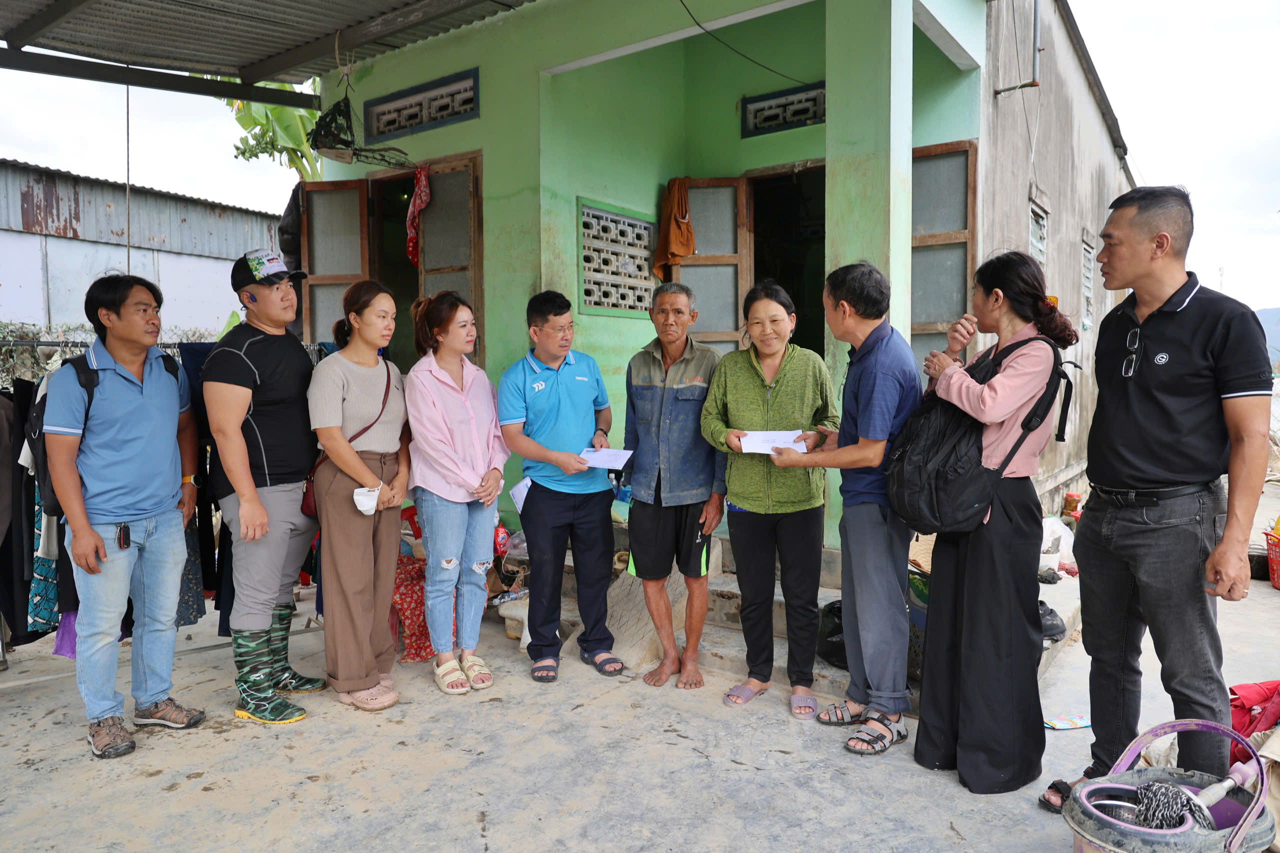 Bạn đọc Thanh Niên hỗ trợ 230 triệu cho người dân vùng lũ Khánh Hòa, Đắk Lắk - Ảnh 13.