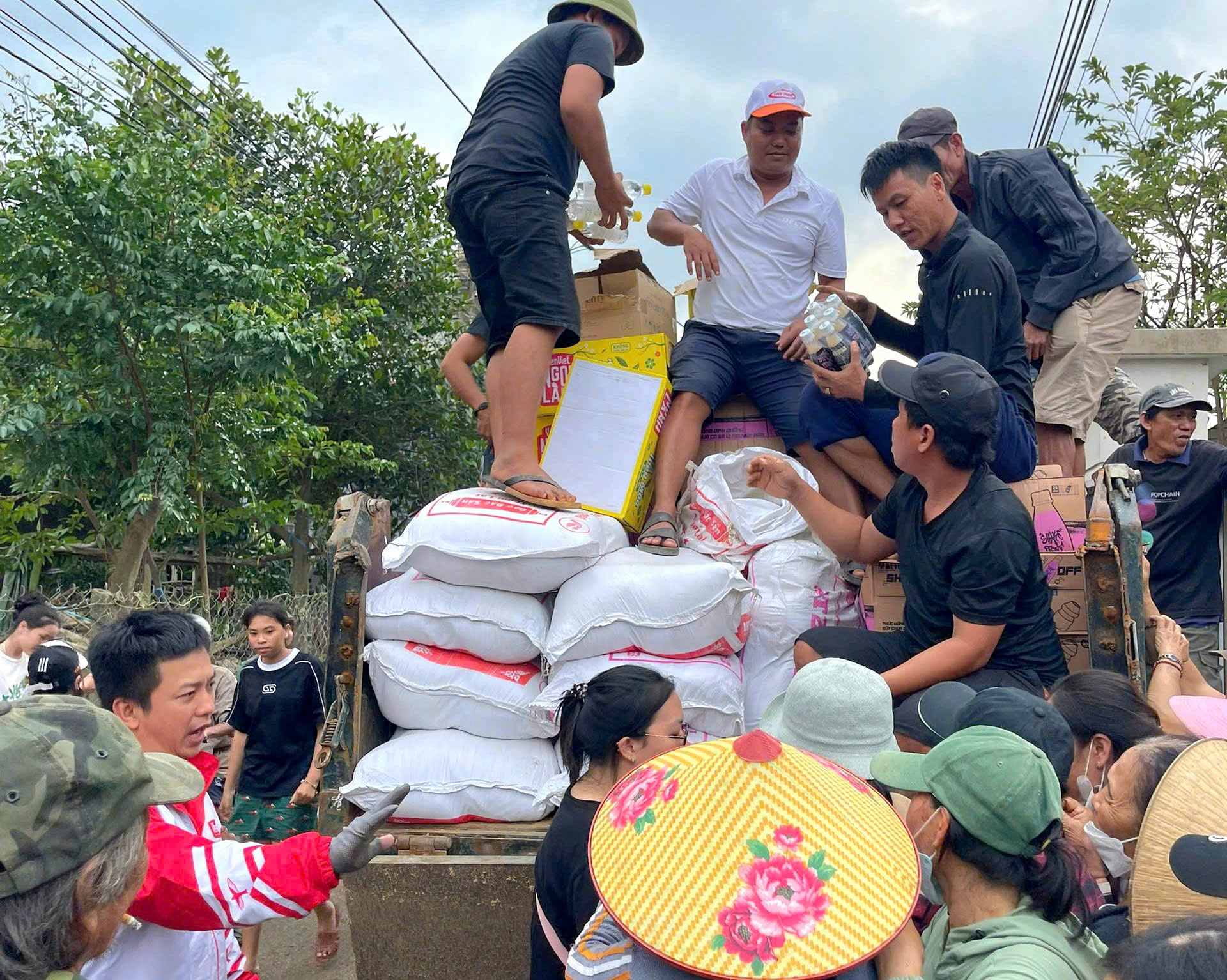 Bạn đọc Thanh Niên hỗ trợ 230 triệu cho người dân vùng lũ Khánh Hòa, Đắk Lắk - Ảnh 12.