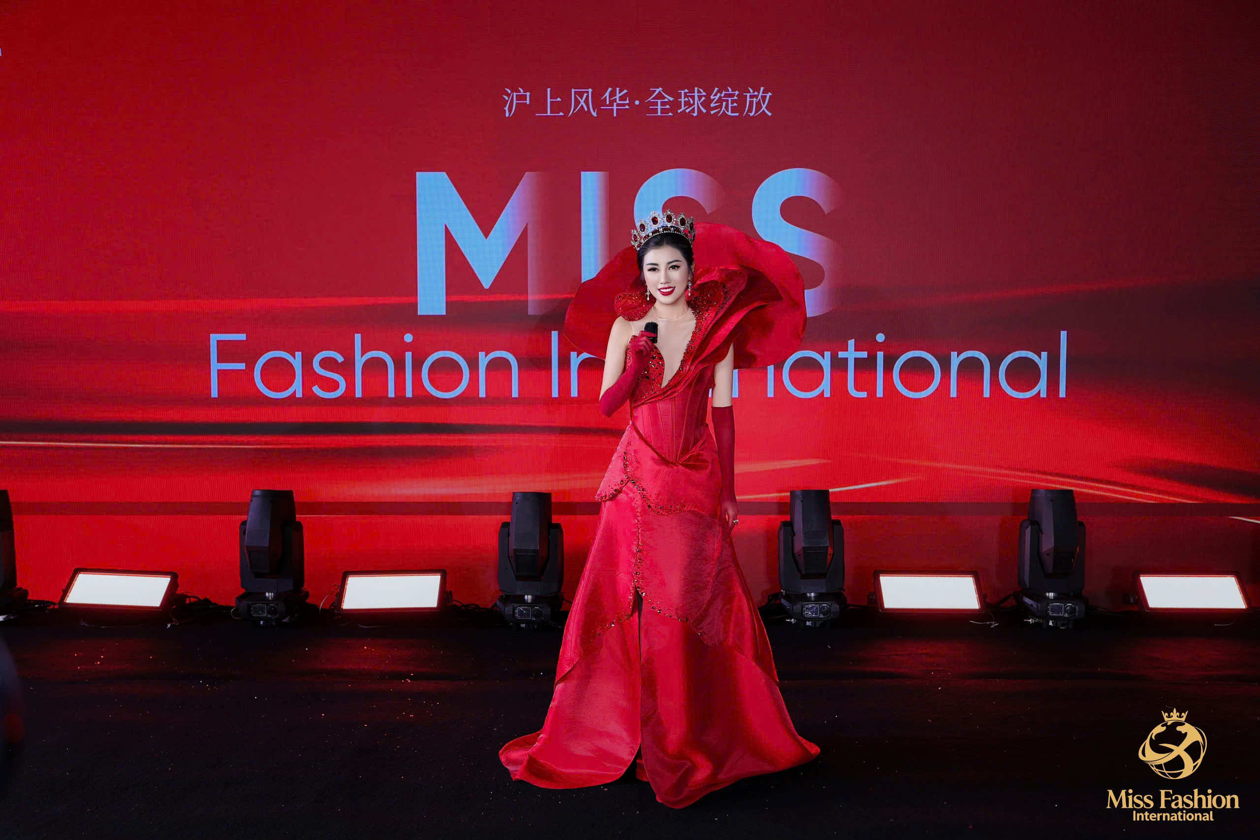 Người đẹp Việt ngồi ‘ghế nóng’ cuộc thi sắc đẹp tại Thượng Hải là ai?
- Ảnh 1.