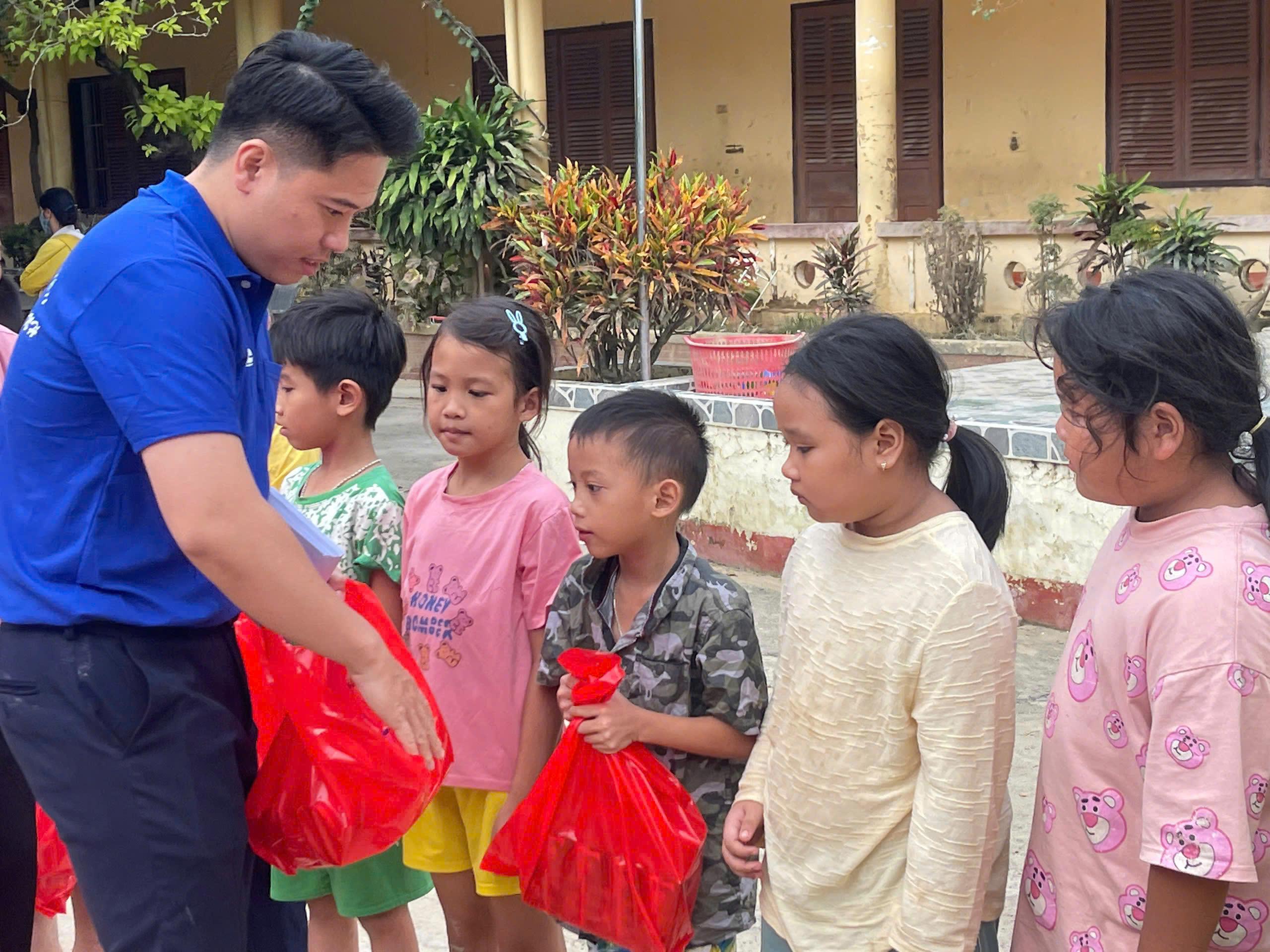 Thành đoàn TP.HCM tặng 900 phần quà cho thanh thiếu nhi và người dân vùng lũ- Ảnh 2.