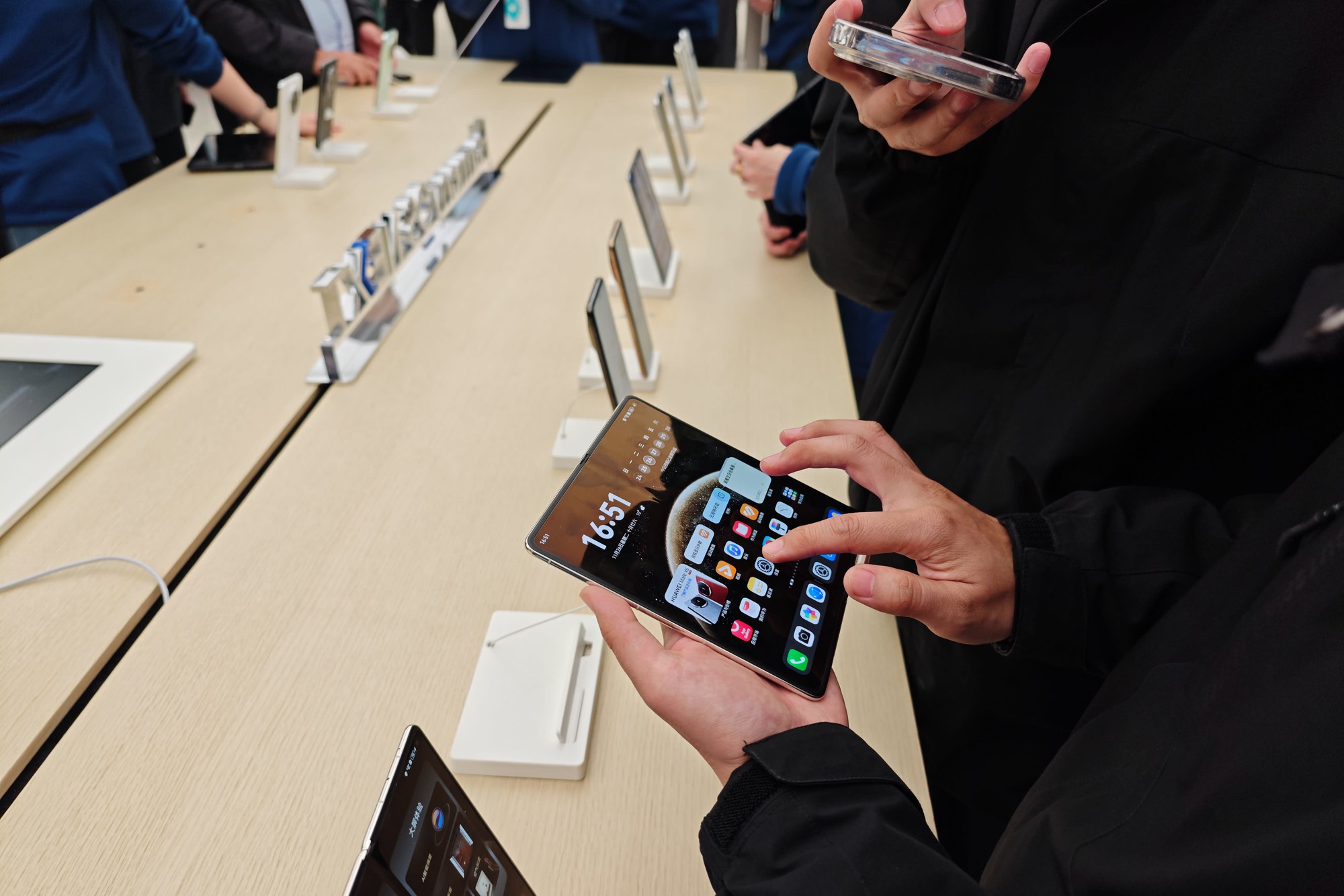 Apple đứng trước cơ hội trở lại vị trí số 1 thế giới từ Samsung - Ảnh 1.