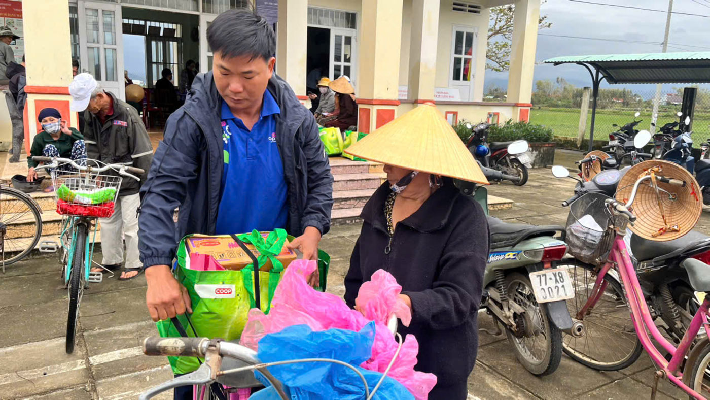 Saigon Co.op bán hàng không lợi nhuận, cùng bà con tái thiết cuộc sống sau lũ lịch sử- Ảnh 5. Saigon Co.op bán hàng không lợi nhuận, cùng bà con tái thiết cuộc sống sau lũ lịch sử- Ảnh 5.