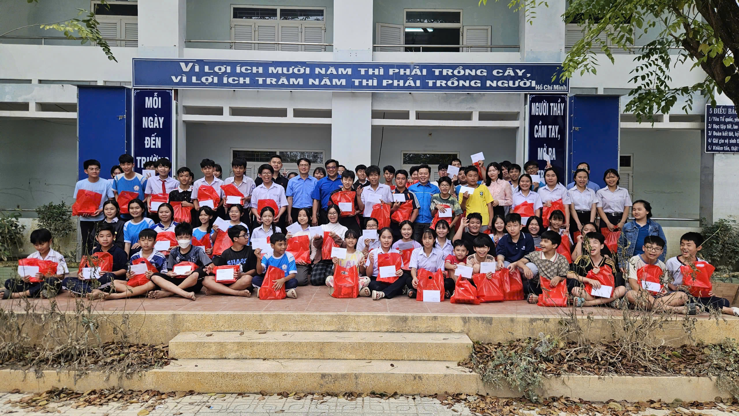 Thành đoàn TP.HCM tặng 900 phần quà cho thanh thiếu nhi và người dân vùng lũ- Ảnh 4.