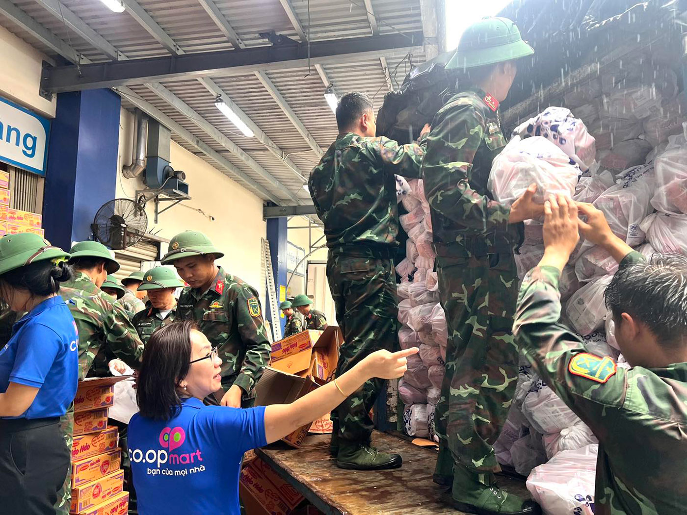 Saigon Co.op bán hàng không lợi nhuận, cùng bà con tái thiết cuộc sống sau lũ lịch sử- Ảnh 3. Saigon Co.op bán hàng không lợi nhuận, cùng bà con tái thiết cuộc sống sau lũ lịch sử- Ảnh 3.