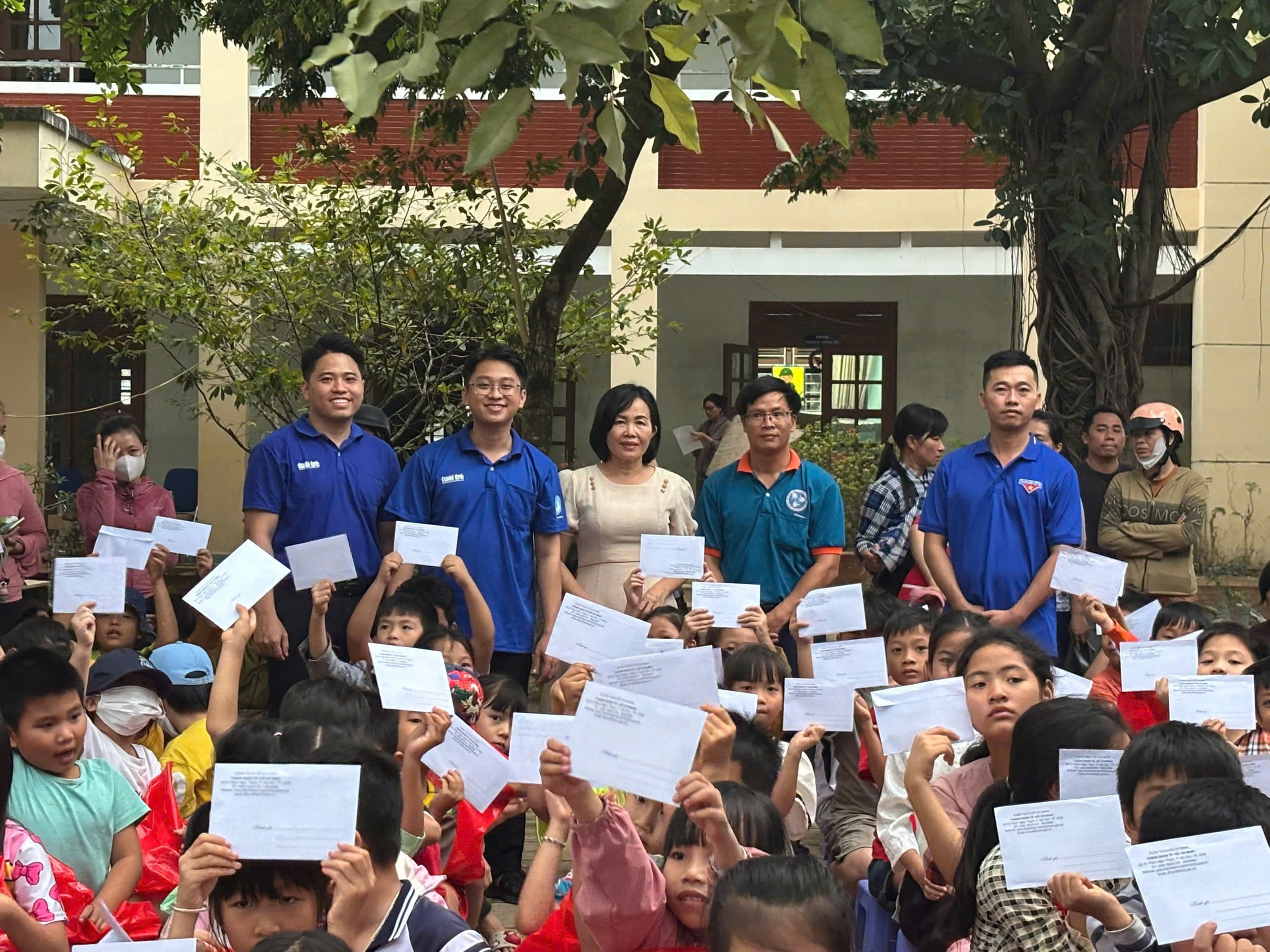 Thành đoàn TP.HCM tặng 900 phần quà cho thanh thiếu nhi và người dân vùng lũ- Ảnh 3.