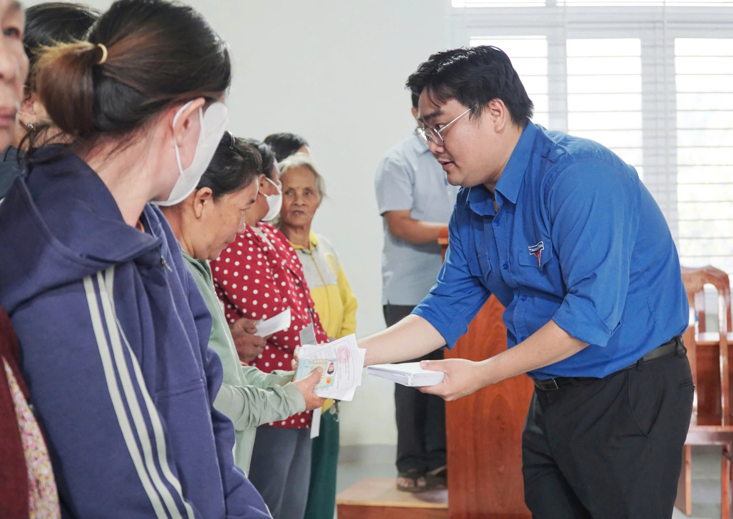 Thành đoàn TP.HCM tặng 900 phần quà cho thanh thiếu nhi và người dân vùng lũ- Ảnh 1.