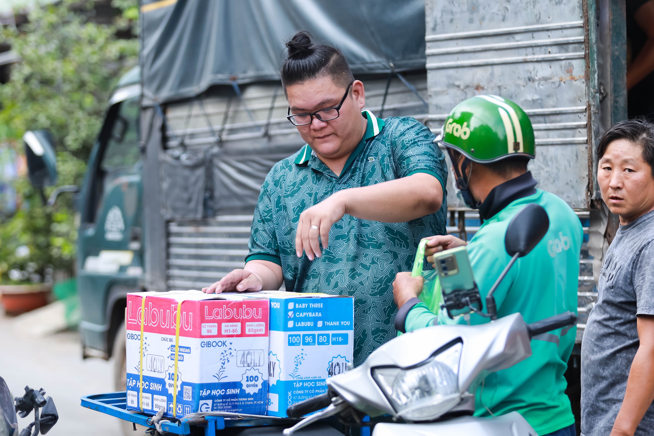 Hơn 100.000 cuốn tập và hàng nghìn đồ dùng học tập gửi tặng học sinh vùng lũ- Ảnh 3.