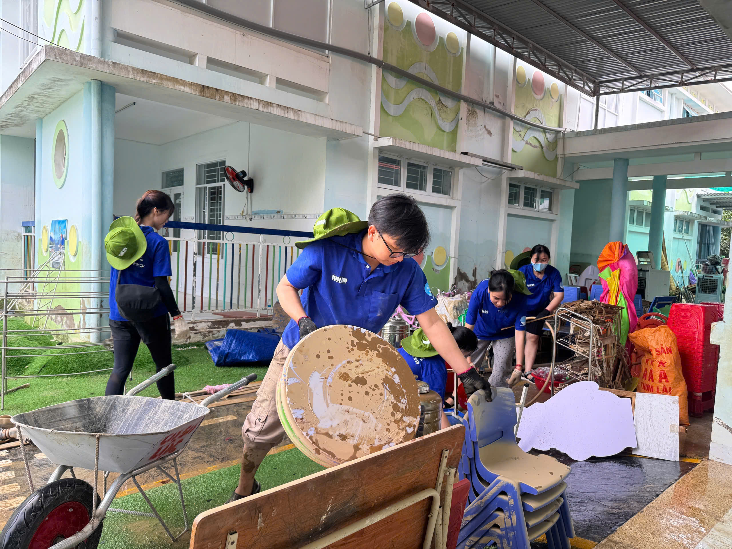 Thành đoàn TP.HCM tặng 900 phần quà cho thanh thiếu nhi và người dân vùng lũ- Ảnh 5.