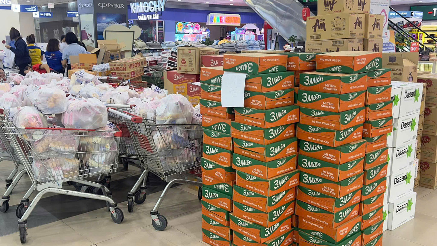 Saigon Co.op bán hàng không lợi nhuận, cùng bà con tái thiết cuộc sống sau lũ lịch sử- Ảnh 4. Saigon Co.op bán hàng không lợi nhuận, cùng bà con tái thiết cuộc sống sau lũ lịch sử- Ảnh 4.