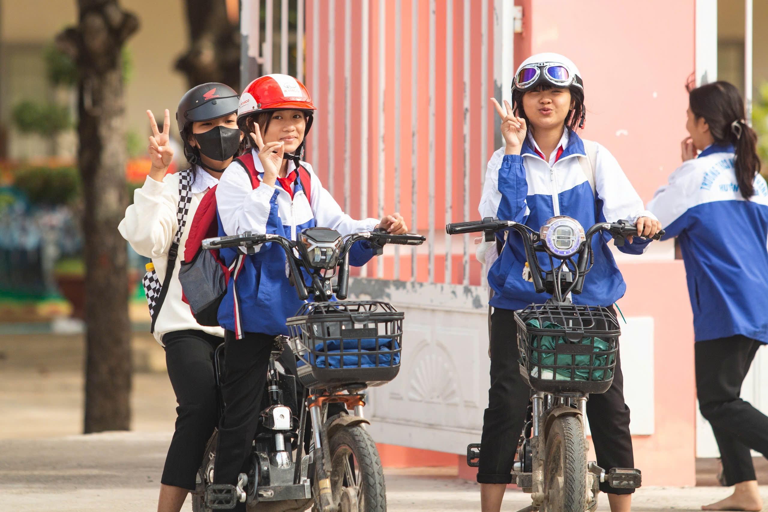 Người dân Hòa Thịnh rửa sổ đỏ đầy bùn sau lũ dữ mà... 'cười ra nước mắt' - Ảnh 6.