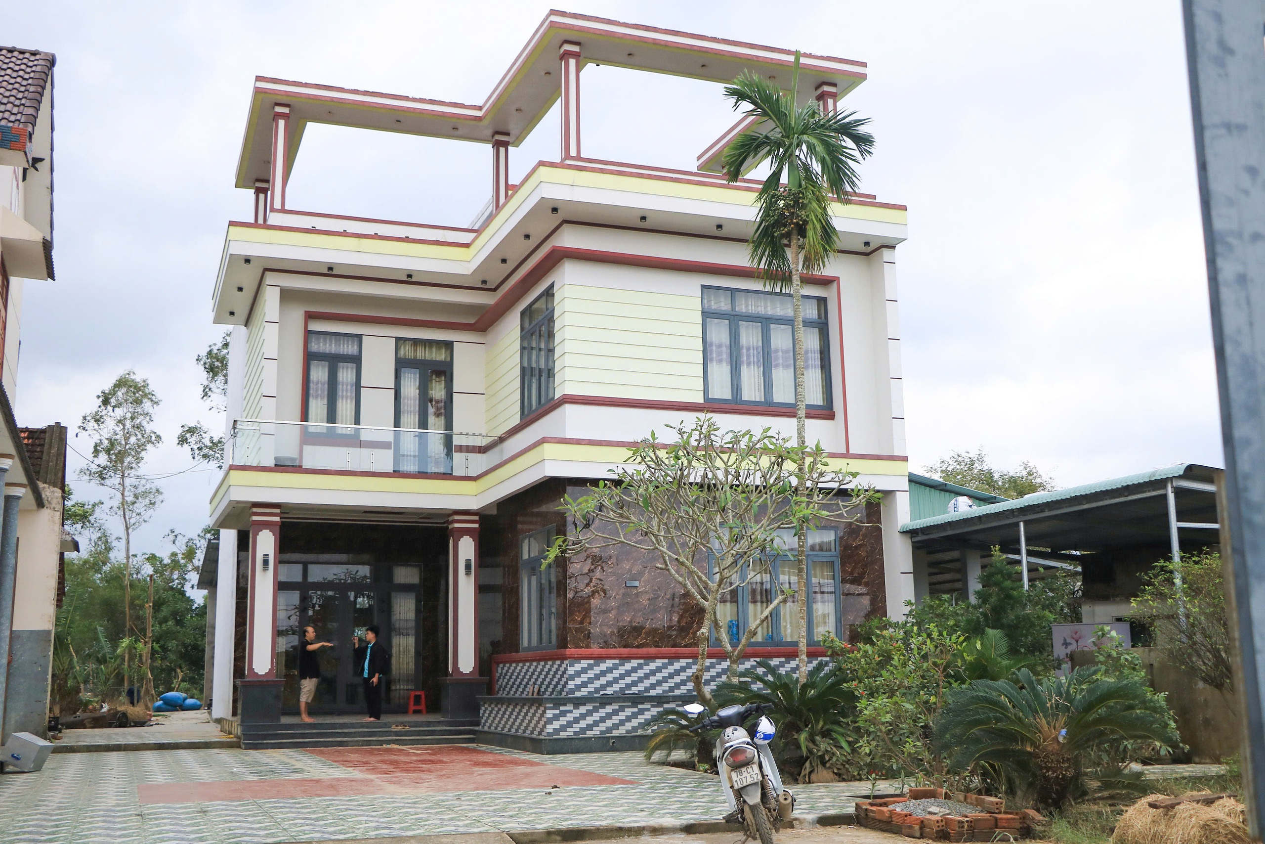 Căn nhà 3 tầng ở Hòa Thịnh: Chuyện cưu mang hơn 100 người vượt 'đại hồng thủy' - Ảnh 1.