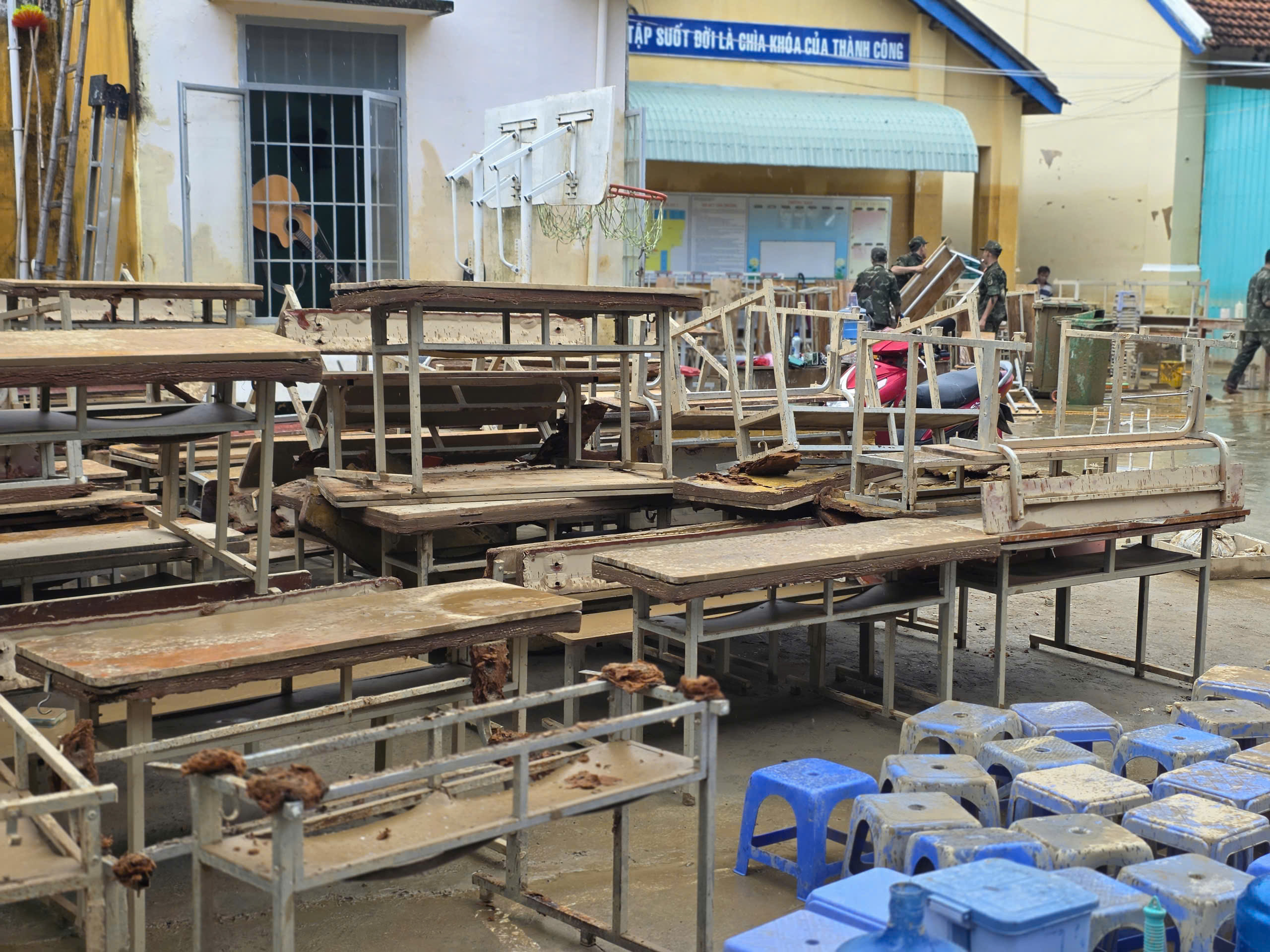 Báo Người Lao Động phát động chương trình Triệu tập vở cho học sinh vùng bị thiên tai- Ảnh 7.