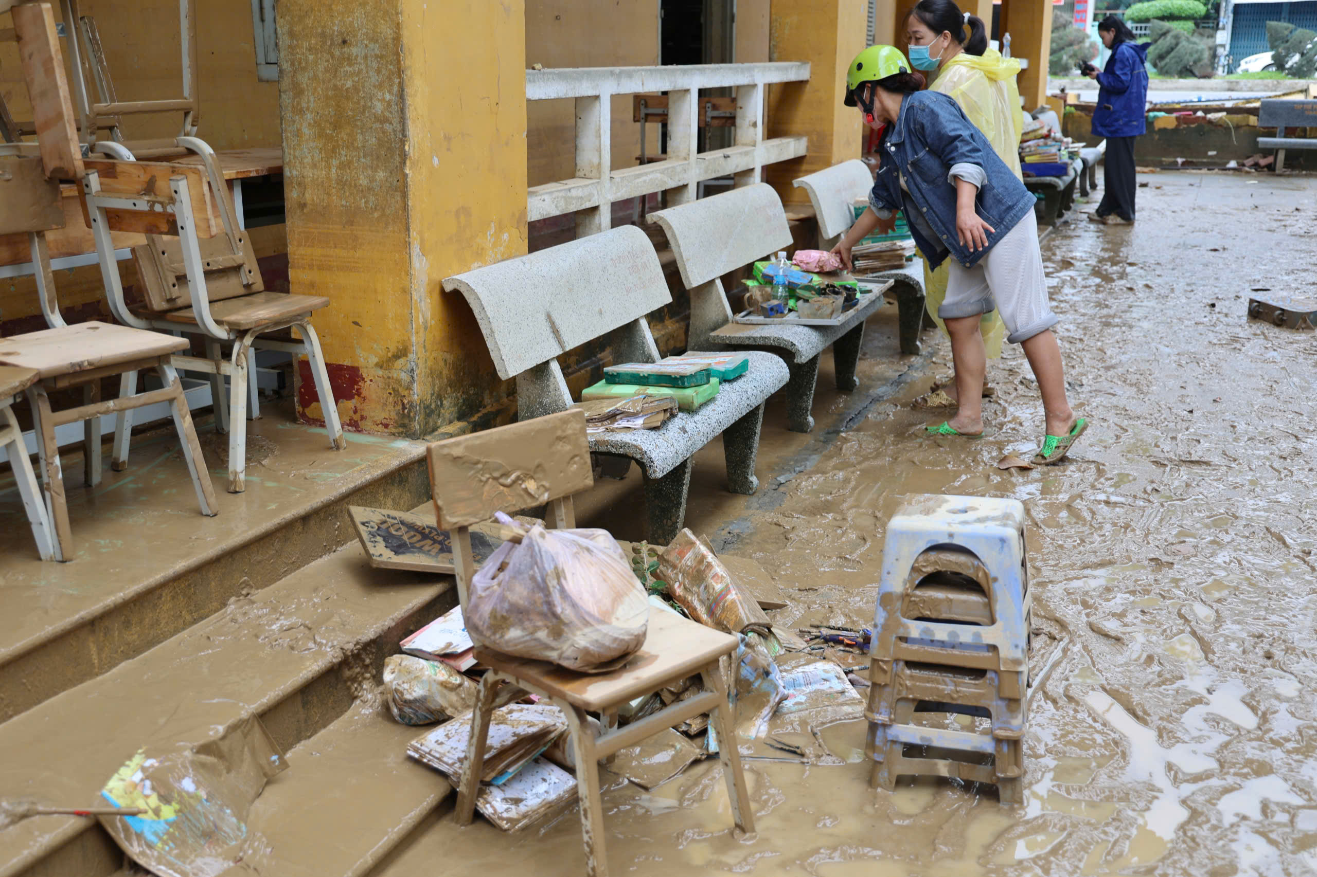 Báo Người Lao Động phát động chương trình Triệu tập vở cho học sinh vùng bị thiên tai- Ảnh 5.