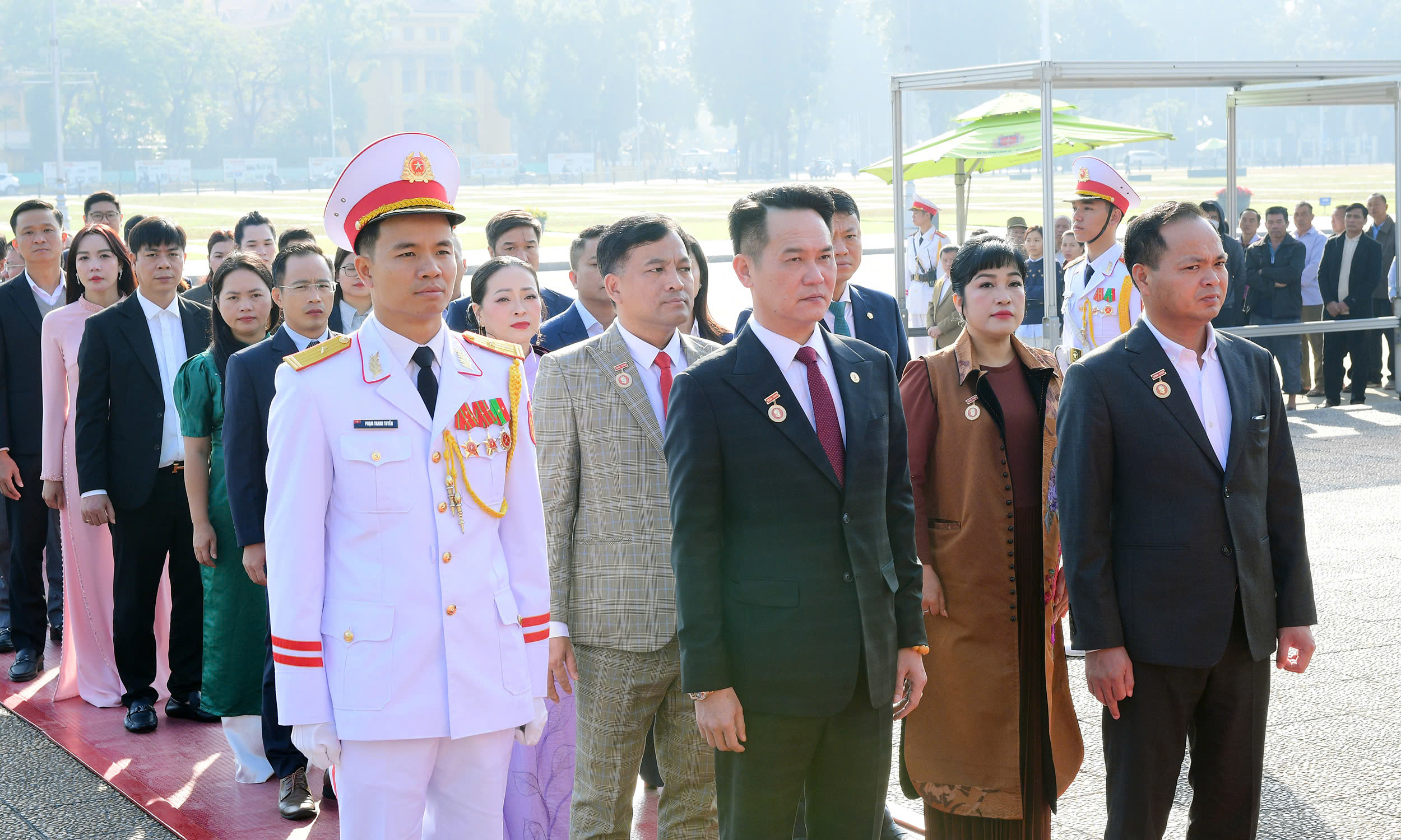 Đoàn đại biểu Đại hội Doanh nhân trẻ Việt Nam báo công dâng Bác- Ảnh 4.