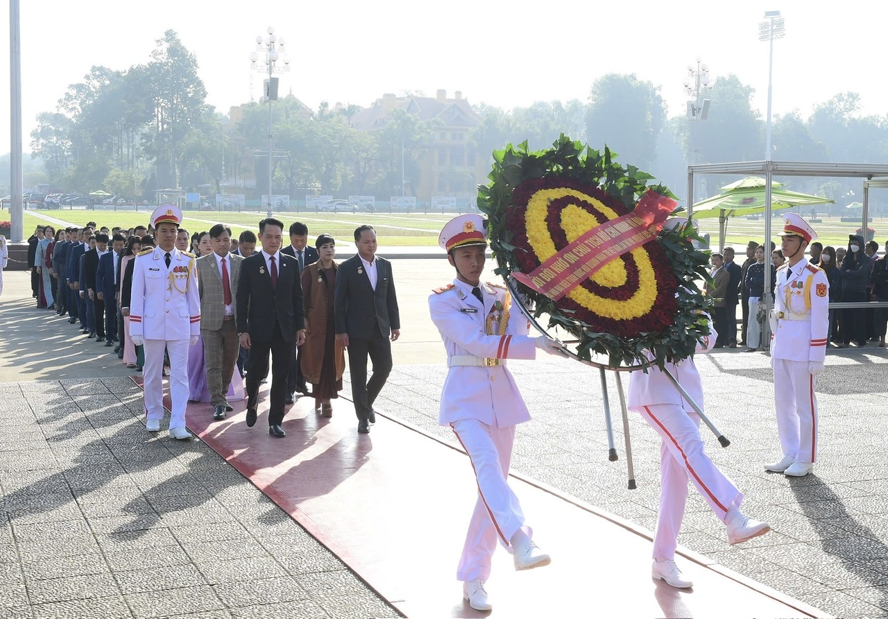 Đoàn đại biểu Đại hội Doanh nhân trẻ Việt Nam báo công dâng Bác- Ảnh 3.