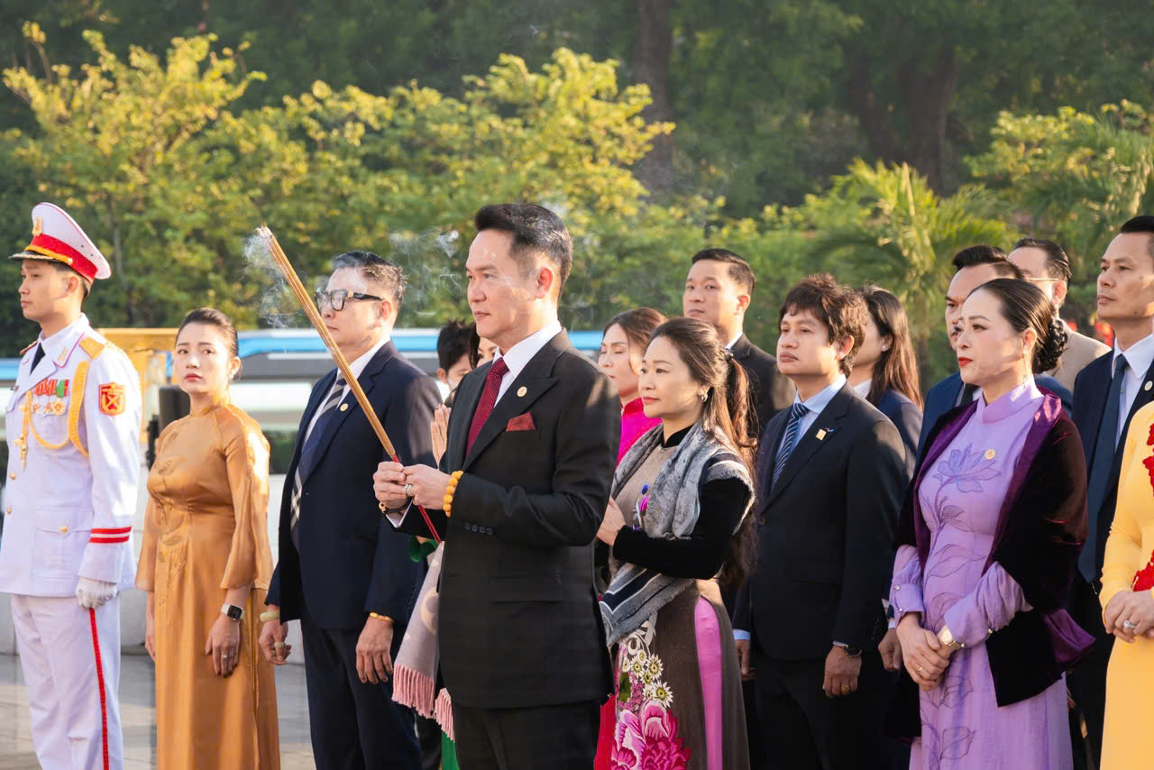 Đoàn đại biểu Đại hội Doanh nhân trẻ Việt Nam báo công dâng Bác- Ảnh 1.