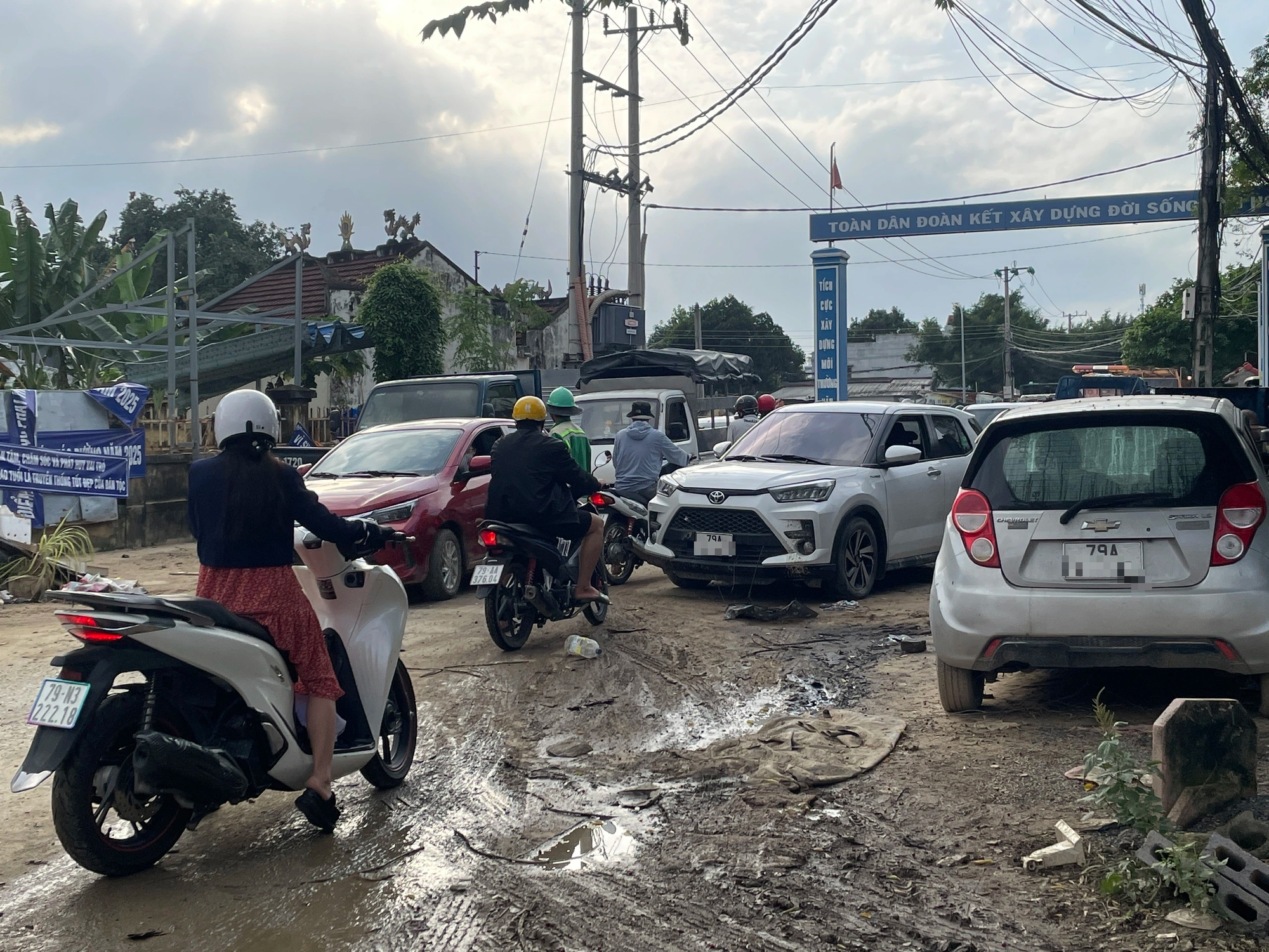 Xe ô tô Nha Trang cố thủ trên cầu và đường dù lũ đã rút hoàn toàn - Ảnh 1.