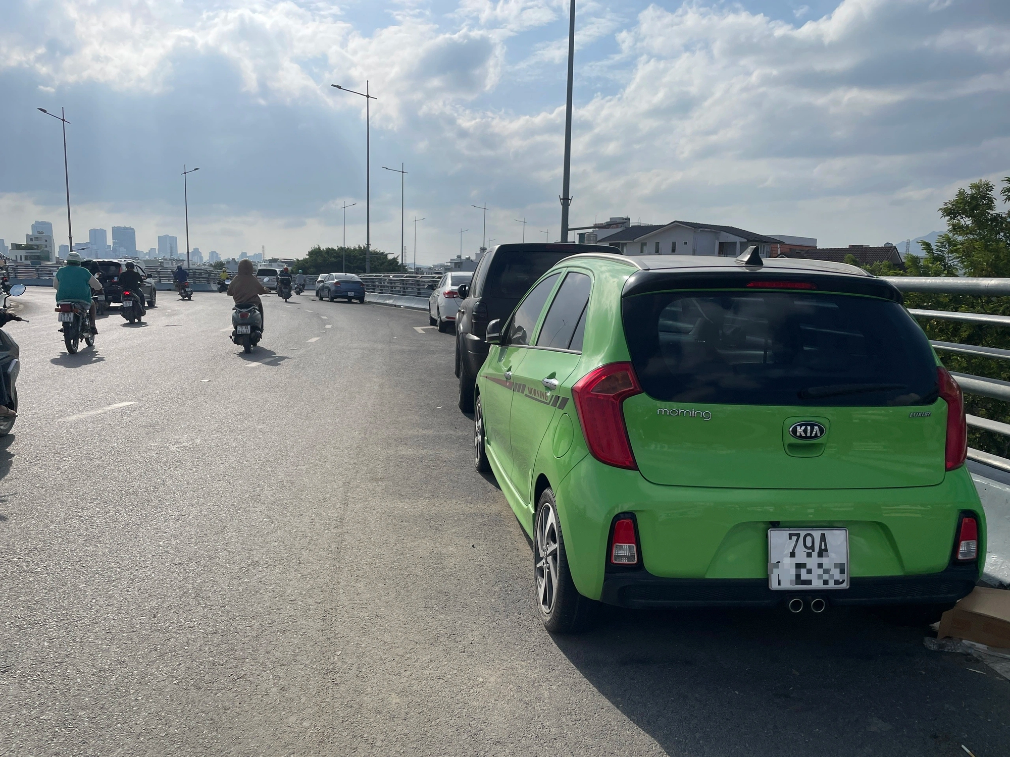 Xe ô tô Nha Trang cố thủ trên cầu và đường dù lũ đã rút hoàn toàn - Ảnh 3.