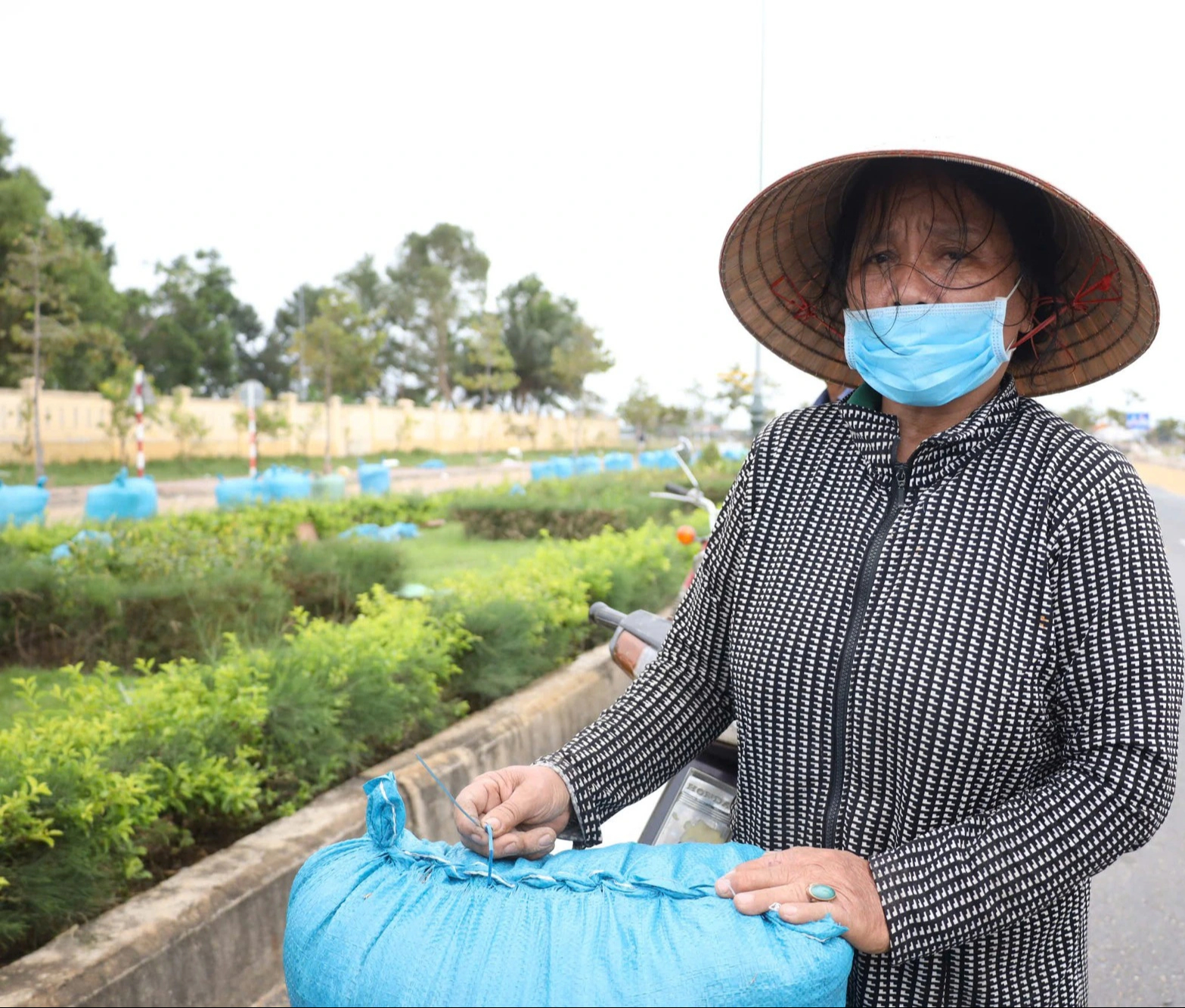 Trắng tay sau lũ , cha bán rẻ lúa ẩm để mua sữa cho con nhỏ - Ảnh 1.