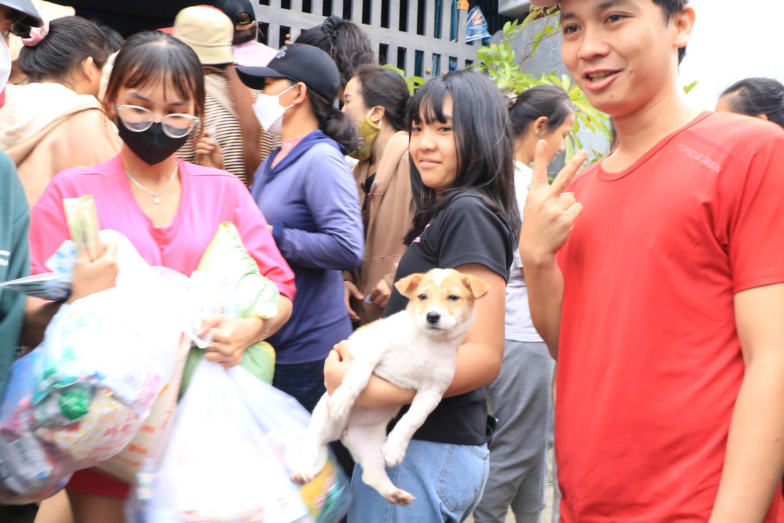 Người dân Hòa Thịnh rửa sổ đỏ đầy bùn sau lũ dữ mà... 'cười ra nước mắt' - Ảnh 5.