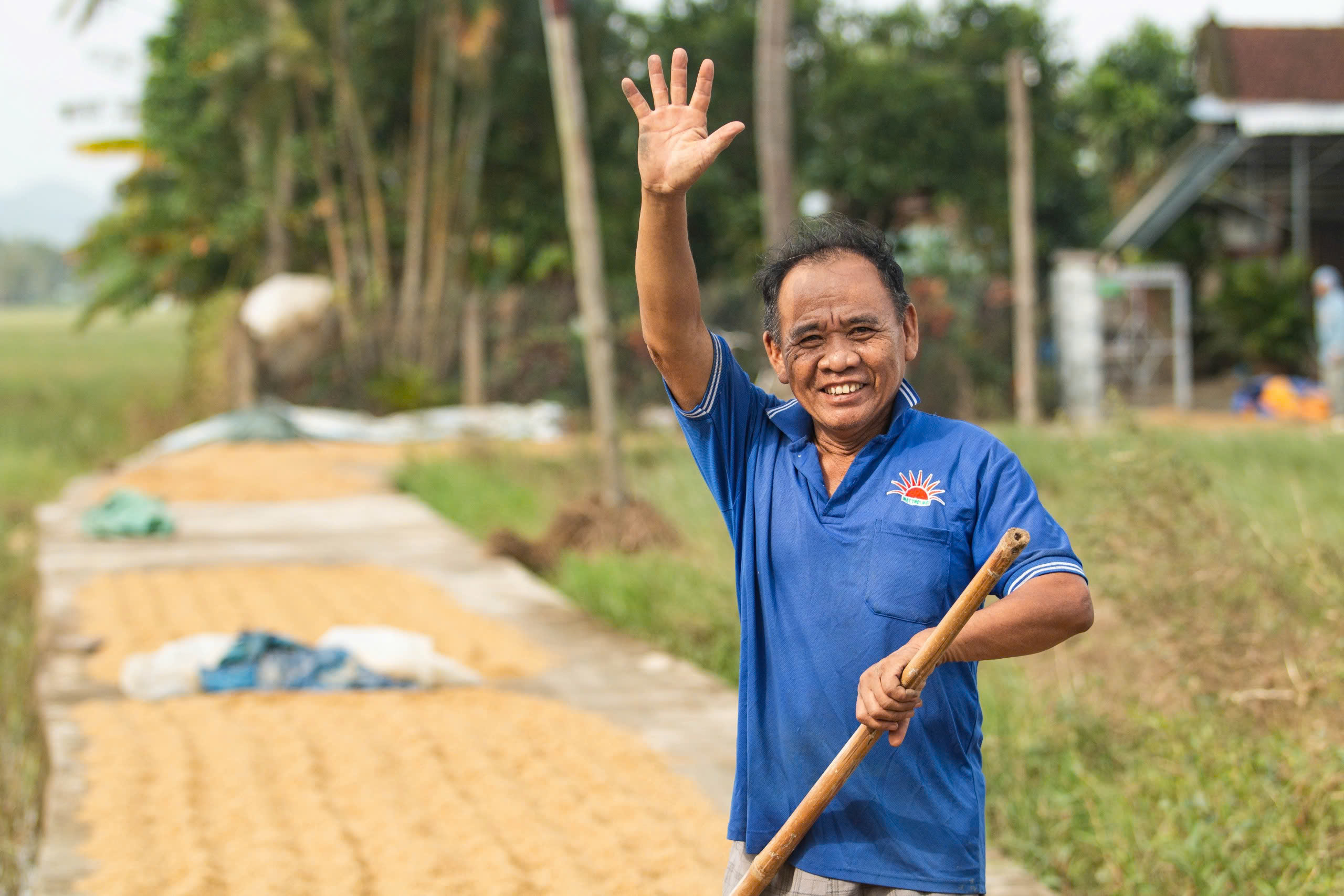 Người dân Hòa Thịnh rửa sổ đỏ đầy bùn sau lũ dữ mà... 'cười ra nước mắt' - Ảnh 9.