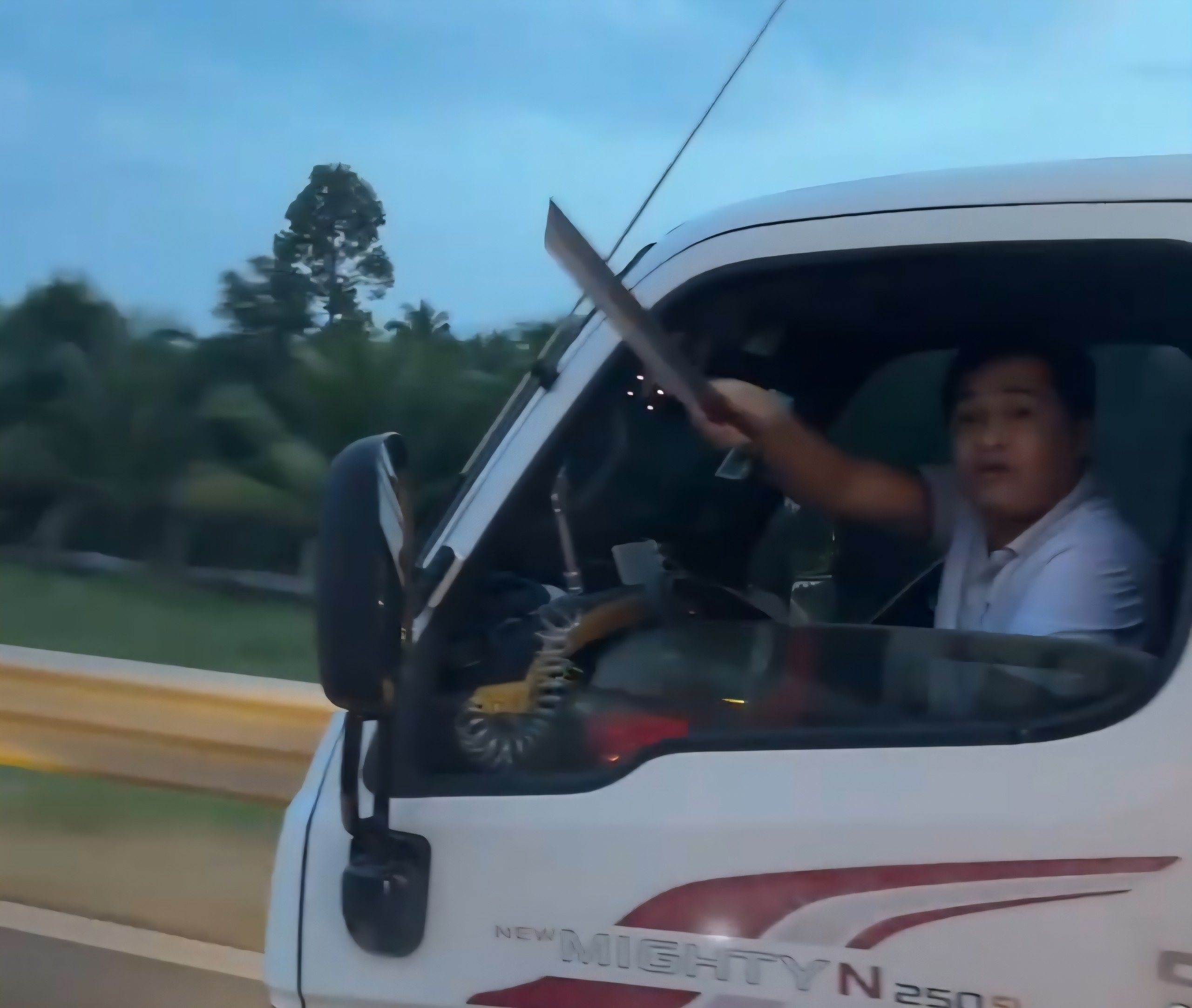 Tài xế cầm dao tự chế dọa chém người trên cao tốc Trung Lương - Mỹ Thuận - Ảnh 1.