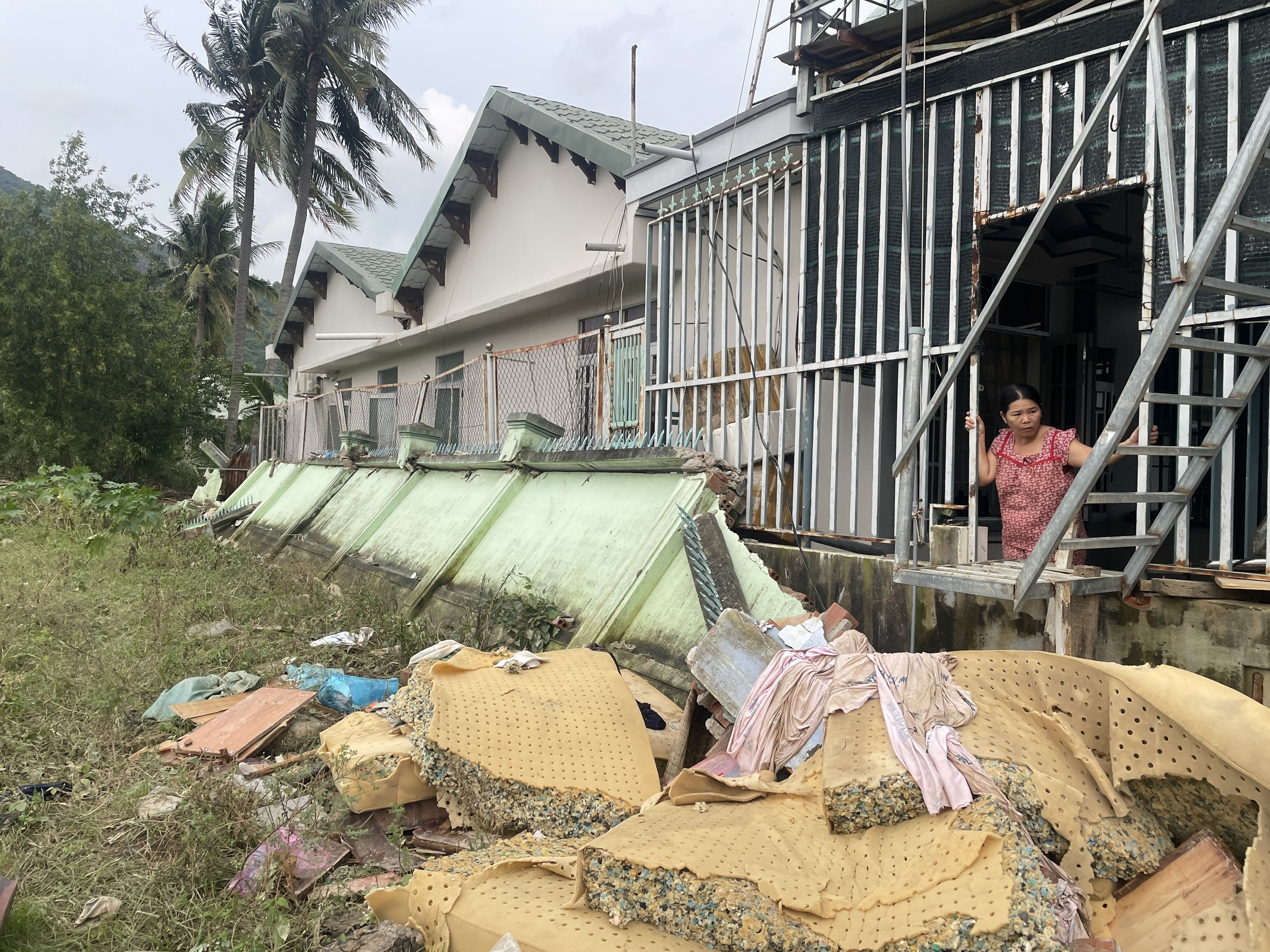 Sau lũ ở Nha Trang: Công trình sụp đổ lộ rõ không có một cây sắt- Ảnh 4.