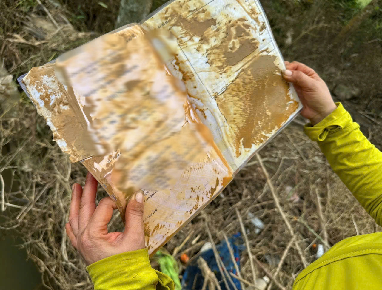 Người dân Hòa Thịnh rửa sổ đỏ đầy bùn sau lũ dữ mà... 'cười ra nước mắt' - Ảnh 3.