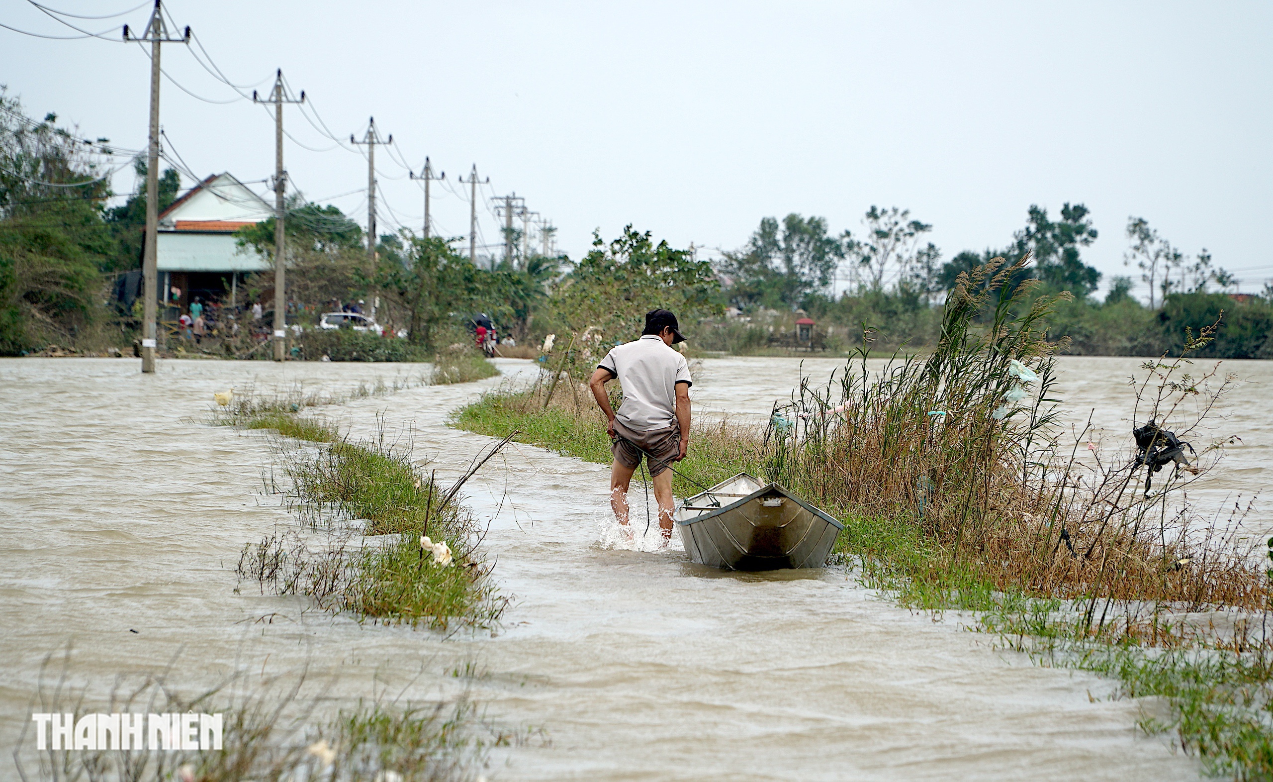 Xuồng cứu mạng giữa lũ dữ ở thôn Hiệp Đồng: Tài sản qúy giá của người dân - Ảnh 2.