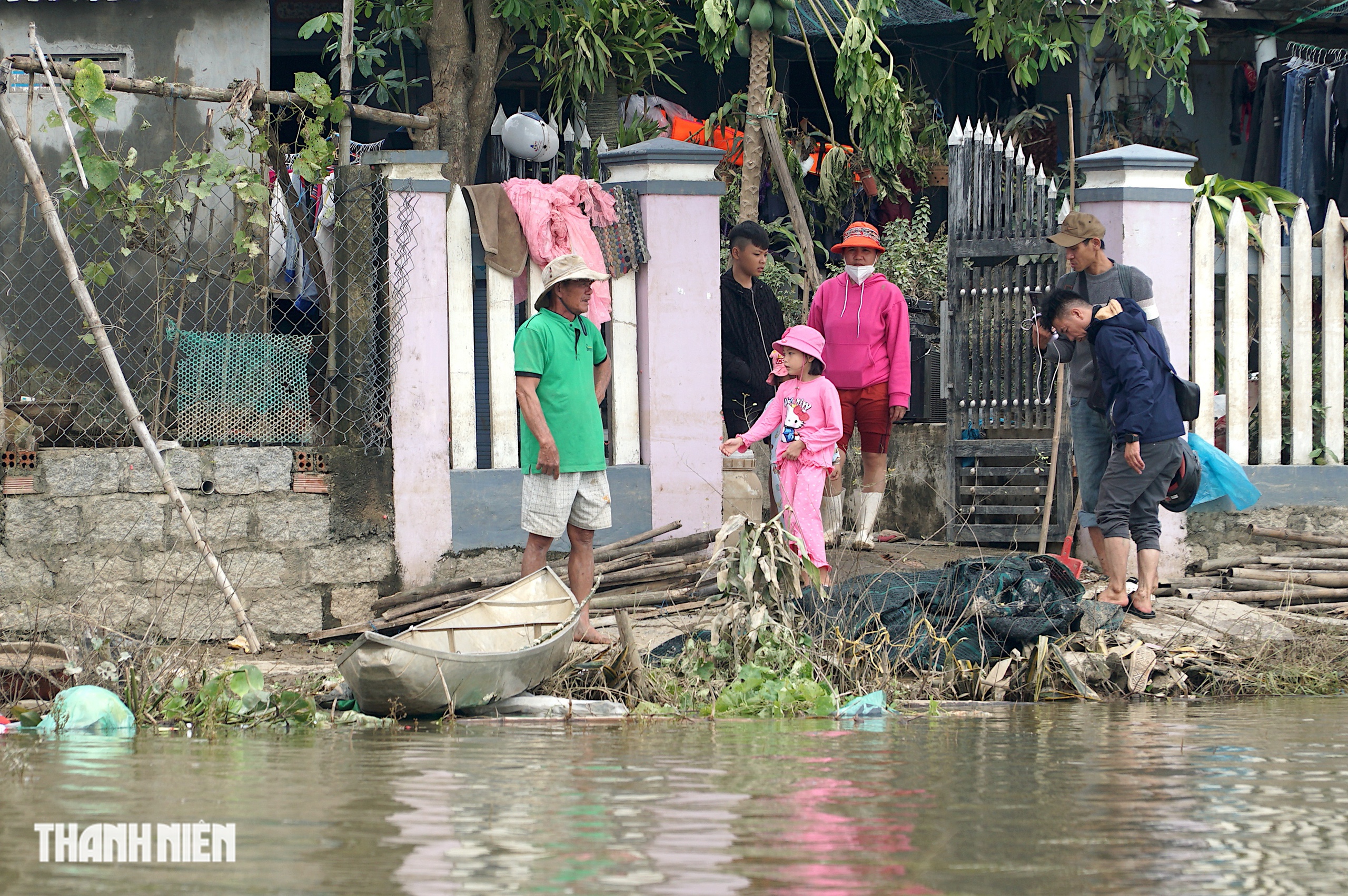 Xuồng cứu mạng giữa lũ dữ ở thôn Hiệp Đồng: Tài sản qúy giá của người dân - Ảnh 4.