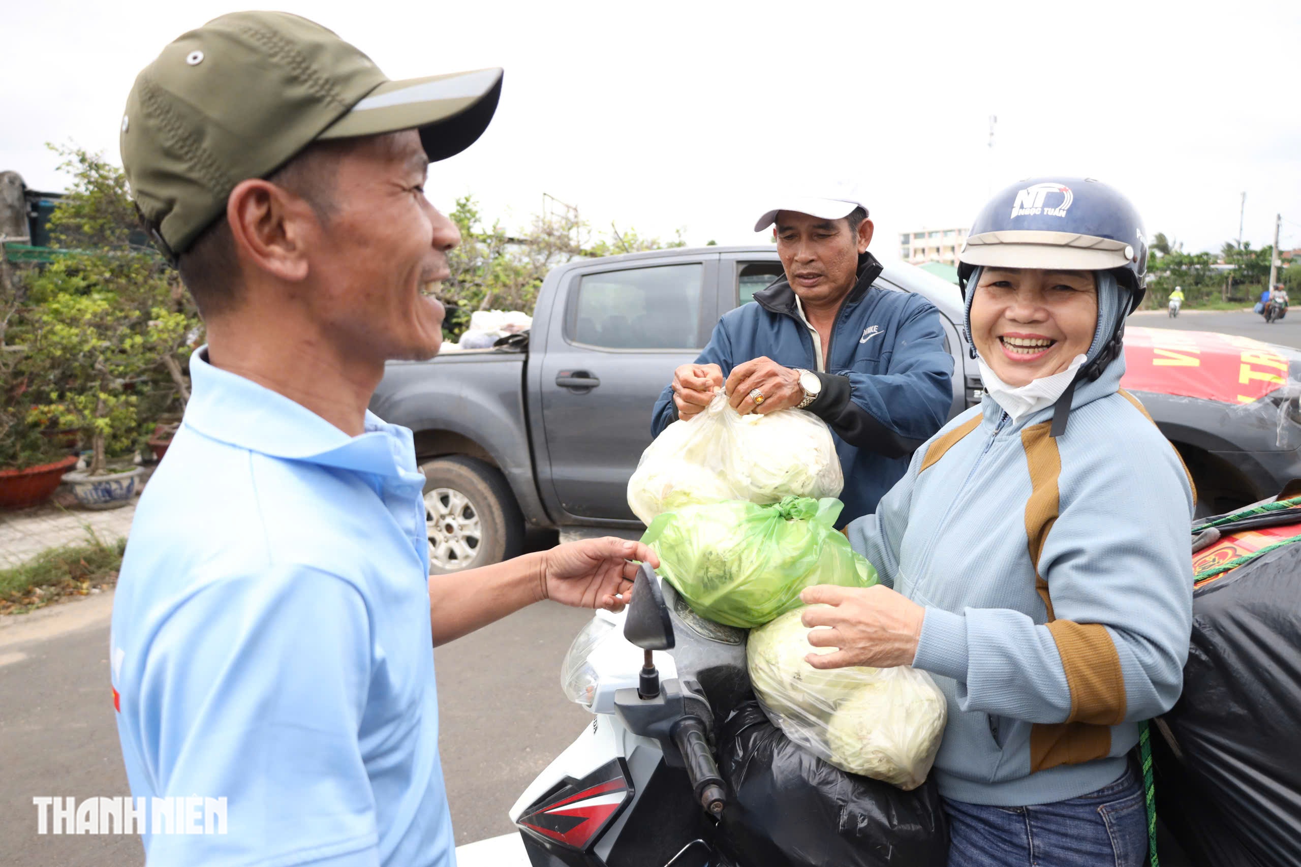 Sư cô Diệu Huệ gom rau tiếp tế cho bà con vùng rốn lũ Đắk Lắk - Ảnh 7.