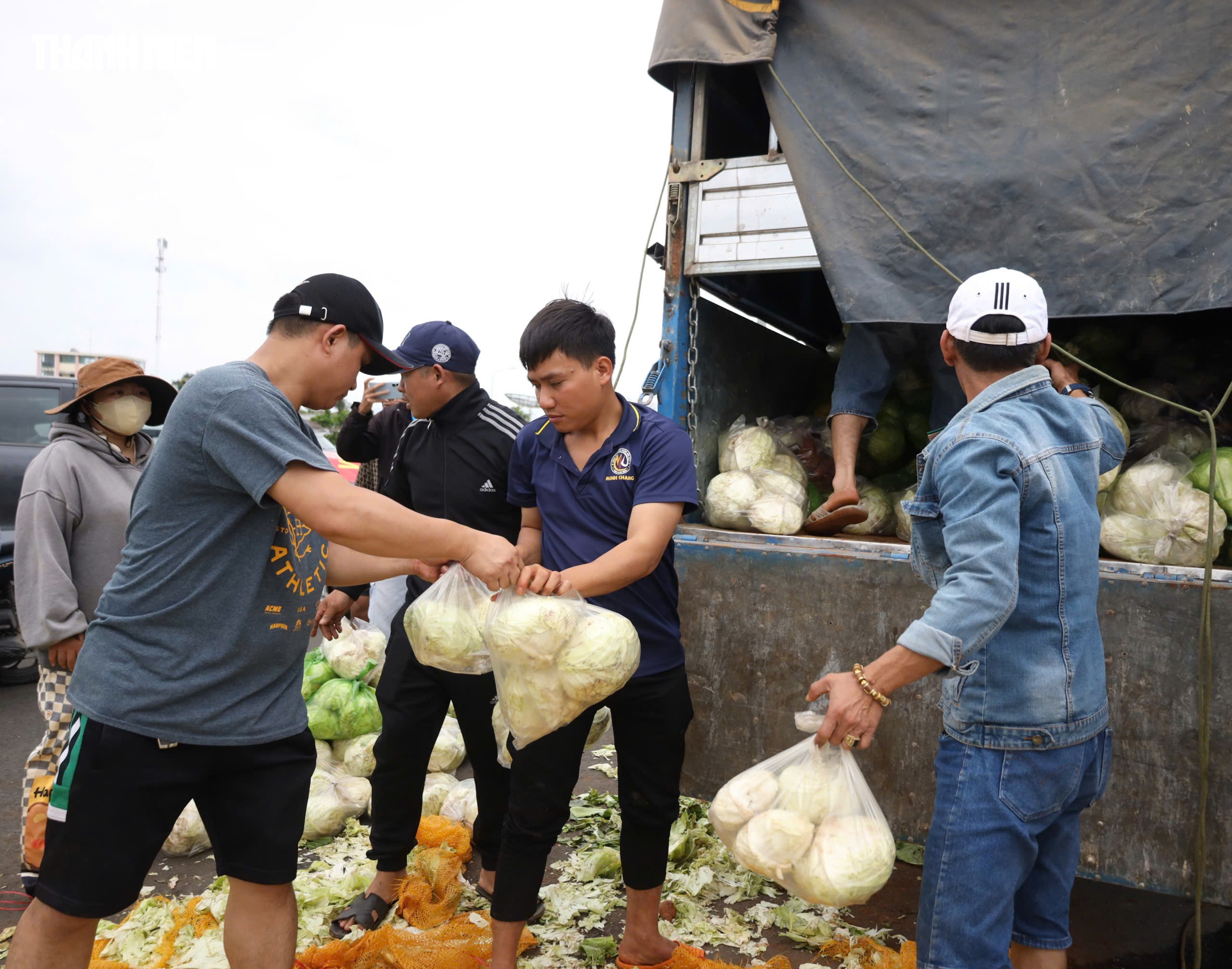 Sư cô Diệu Huệ gom rau tiếp tế cho bà con vùng rốn lũ Đắk Lắk - Ảnh 9.
