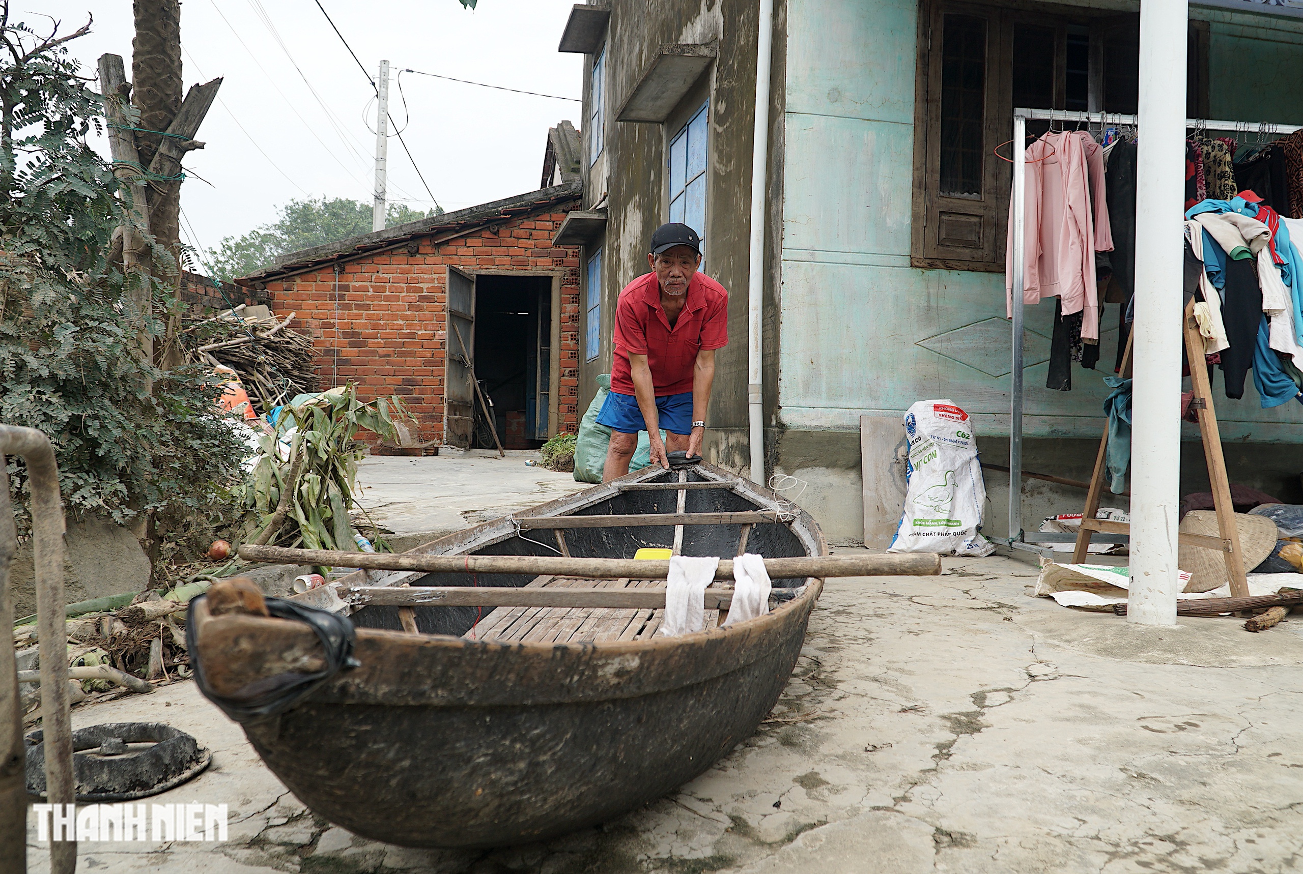 Xuồng cứu mạng giữa lũ dữ ở thôn Hiệp Đồng: Tài sản qúy giá của người dân - Ảnh 8.
