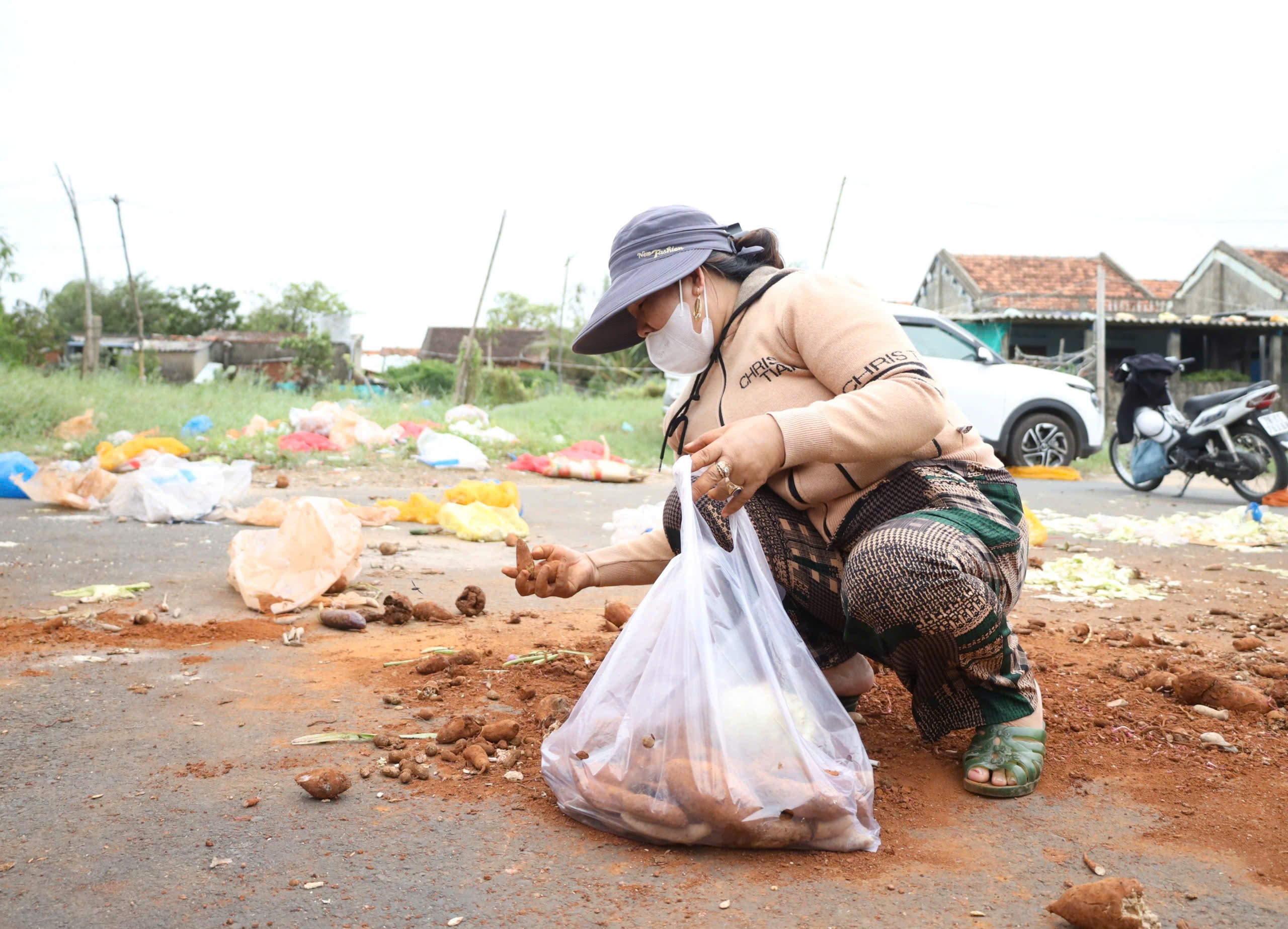 Sư cô Diệu Huệ gom rau tiếp tế cho bà con vùng rốn lũ Đắk Lắk - Ảnh 6.