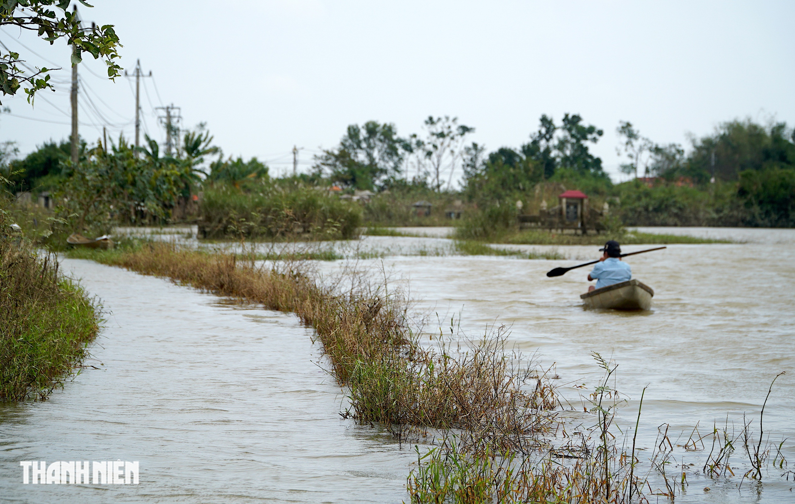 Xuồng cứu mạng giữa lũ dữ ở thôn Hiệp Đồng: Tài sản qúy giá của người dân - Ảnh 1.