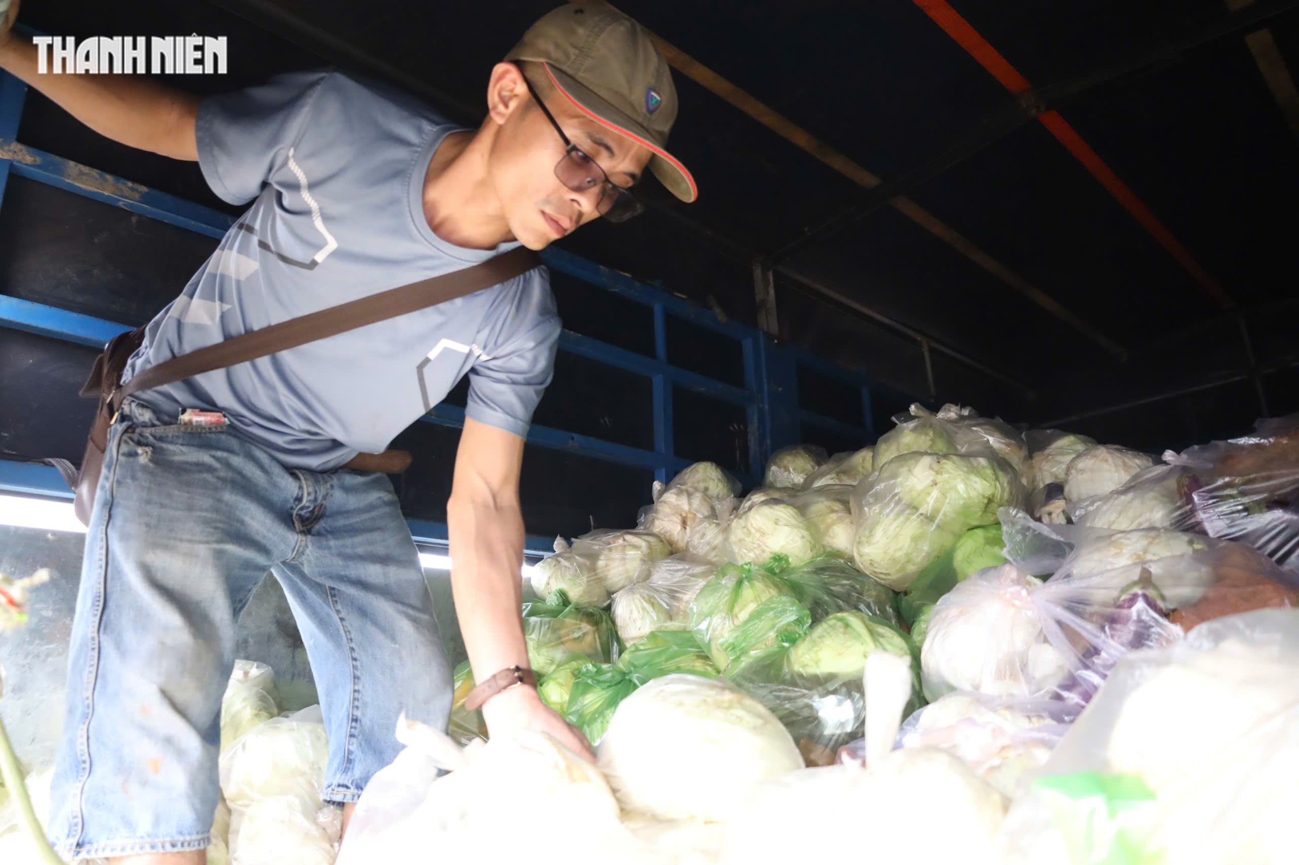 Sư cô Diệu Huệ gom rau tiếp tế cho bà con vùng rốn lũ Đắk Lắk - Ảnh 8.