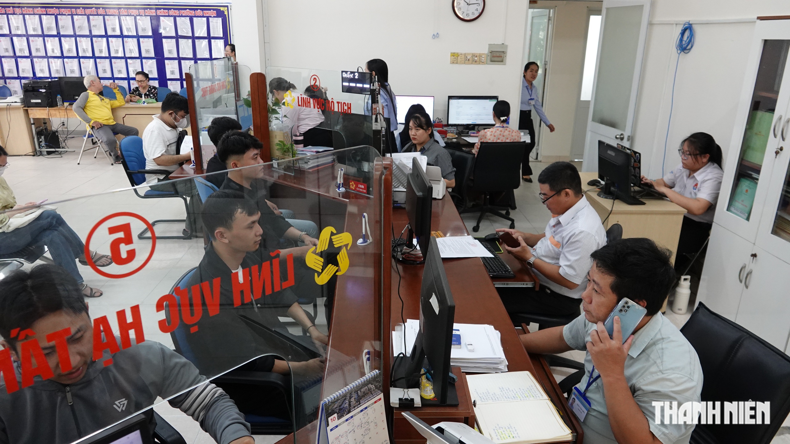 TP.HCM sẽ tiếp nhận viên chức vào làm công chức - Ảnh 1.